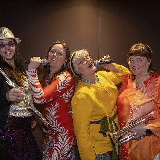 Skal hylle ABBA: - Vi måtte hente klær fra innerst i skapet!