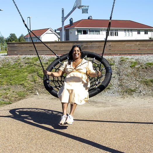 Kulturminister Lubna Jaffery besøkte Råholt skole: - Et imponerende anlegg!