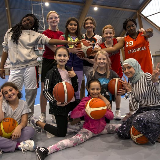 Inviterer jenter til Råholthallen i høstferien