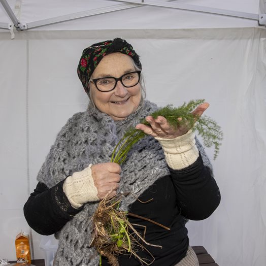 - Du finner’n bak låven her