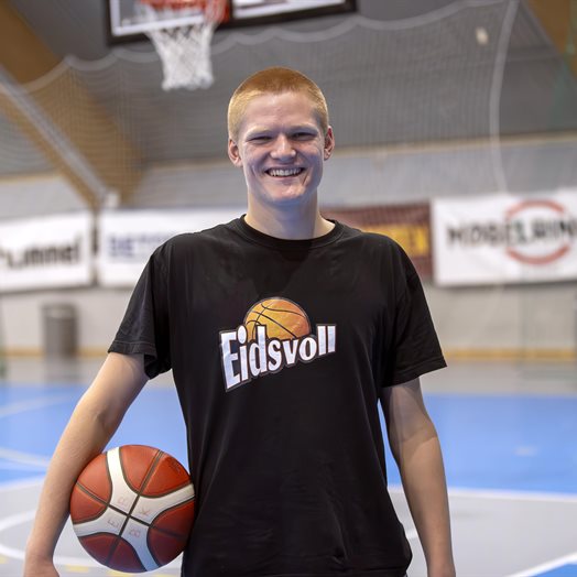 Lars (14) spiller på tre lag: Drømmen er NBA!