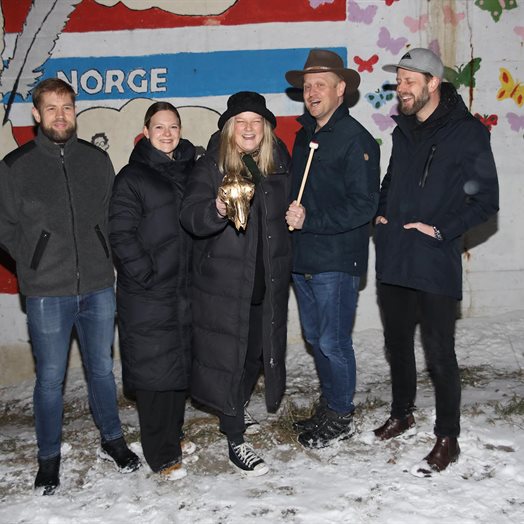 Speller opp til allsang på Kastell Pub