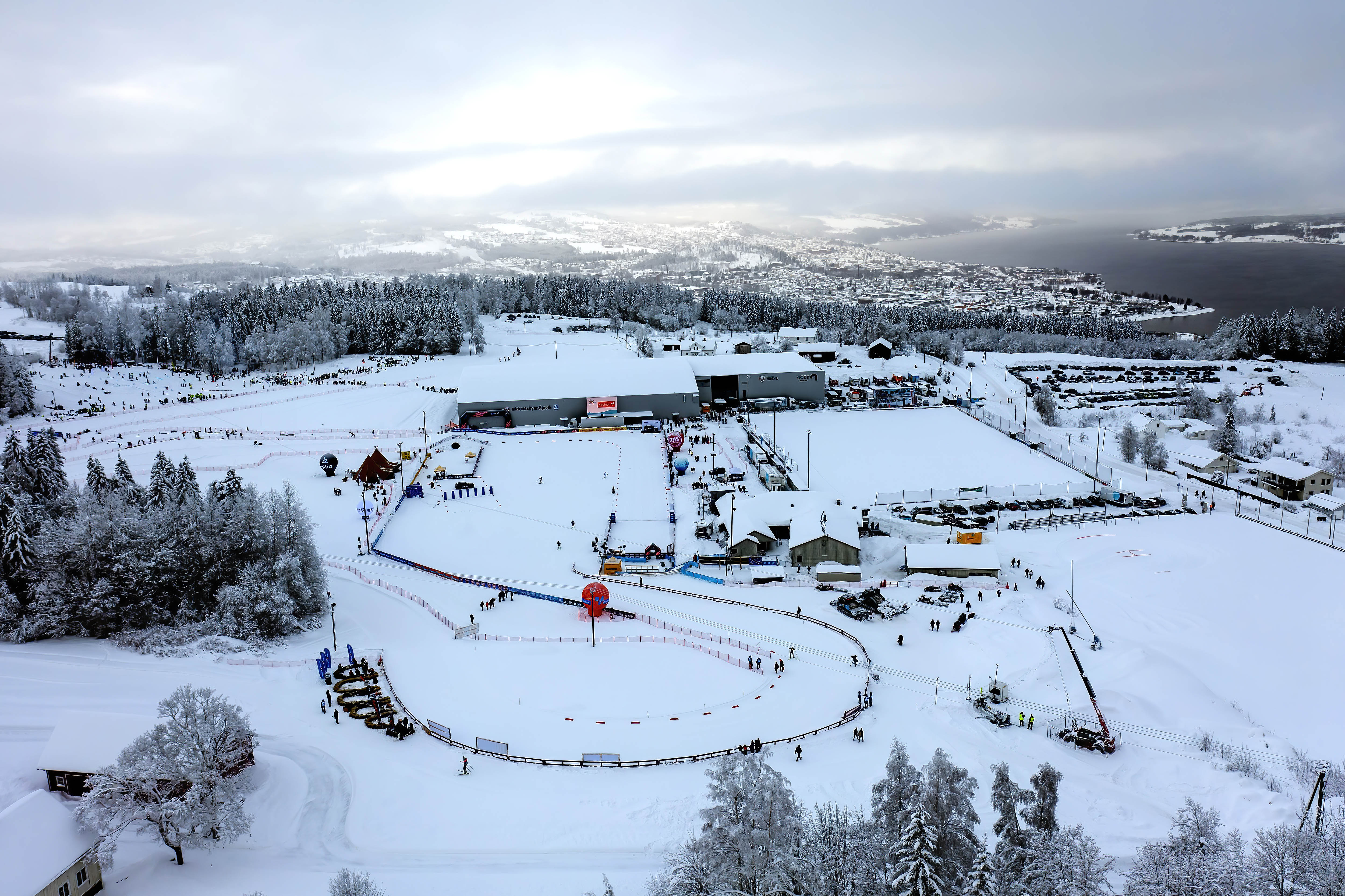 Vind Idrettspark med Gjøvik by i bakgrunnen Vind Idrettspark med Gjøvik by i bakgrunnen