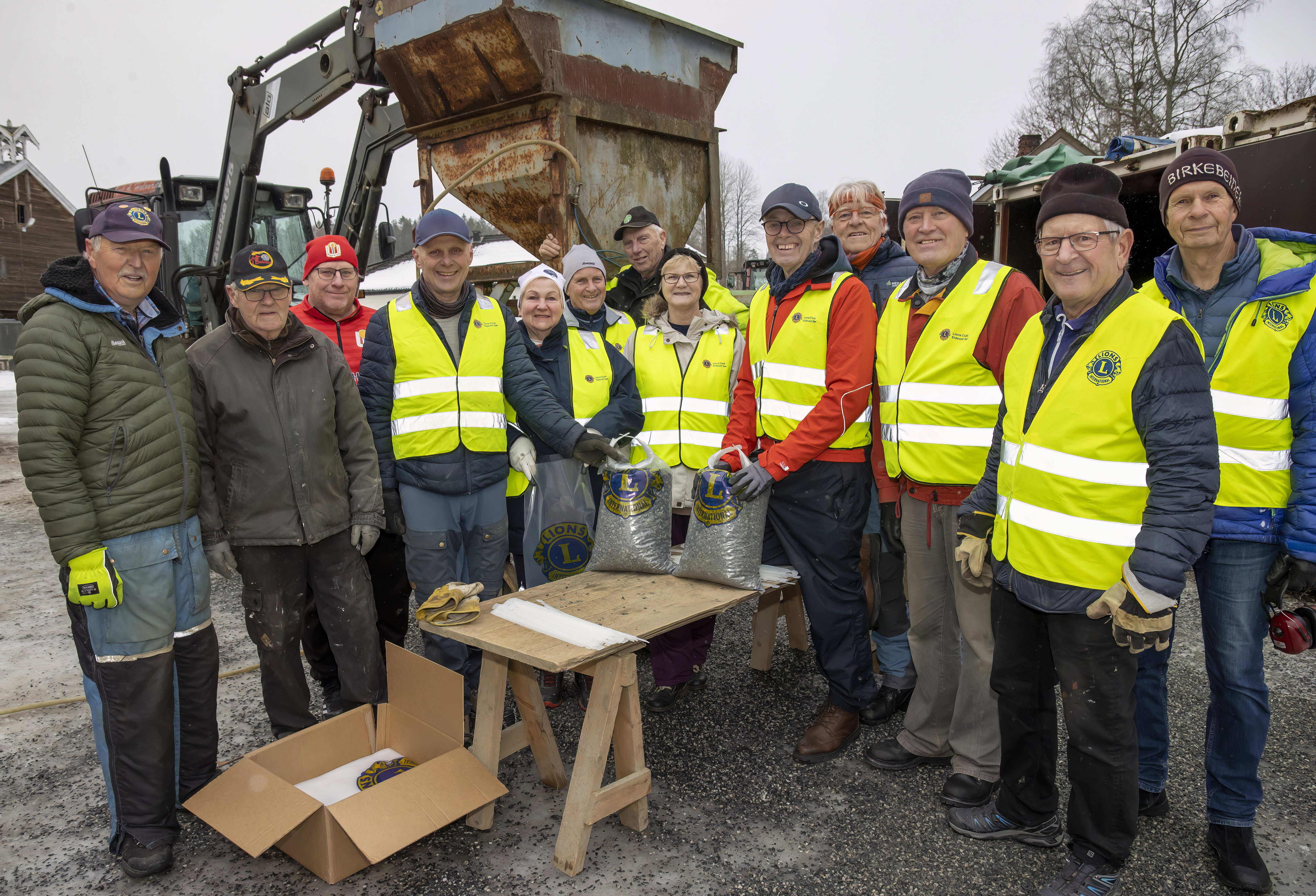 Her ser du dugnadsgjengen fra Lions Eidsvoll Sør: Lårhalsbruddenes verste fiende!