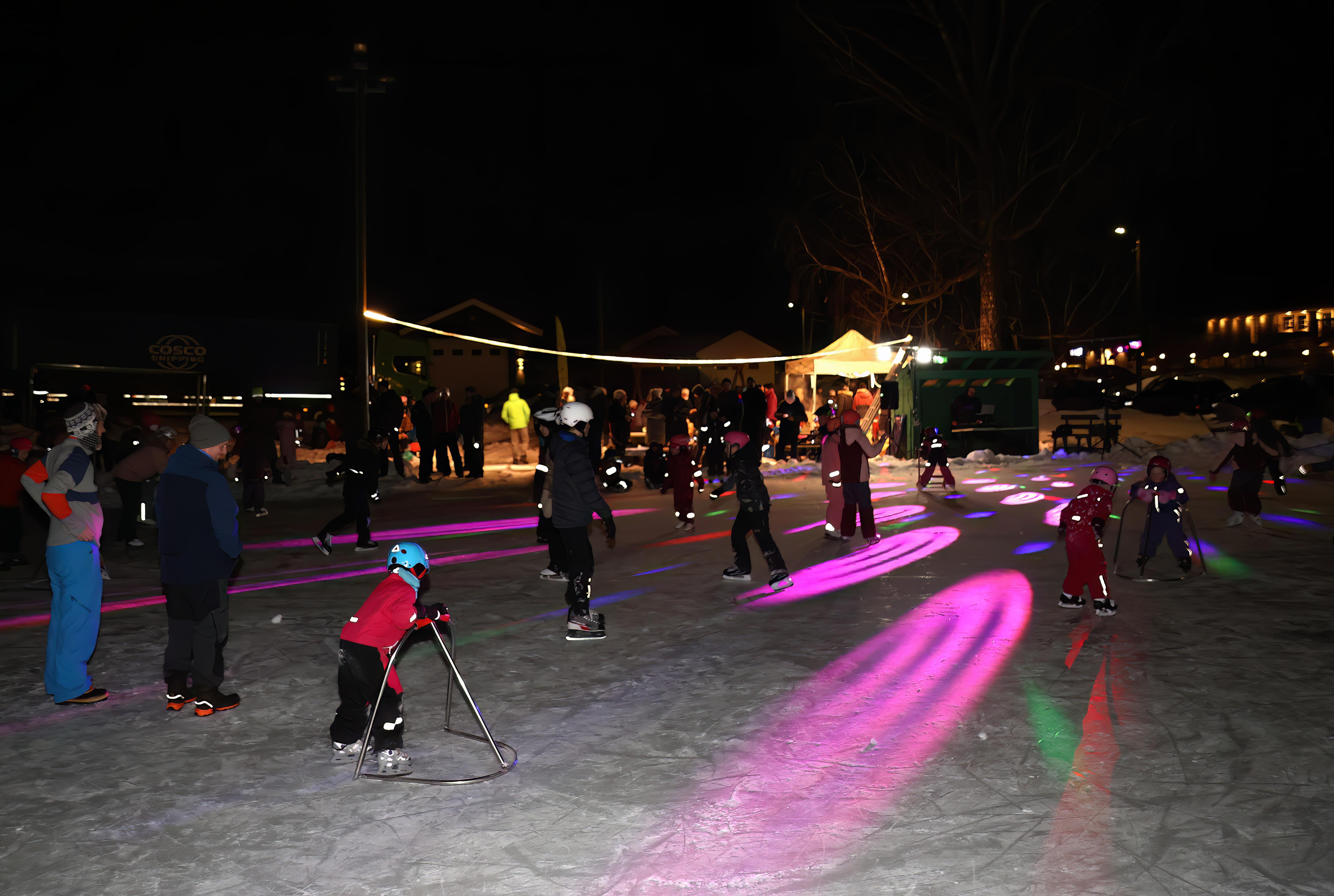 Det var folksomt på isen i Sætreringen lørdag kveld