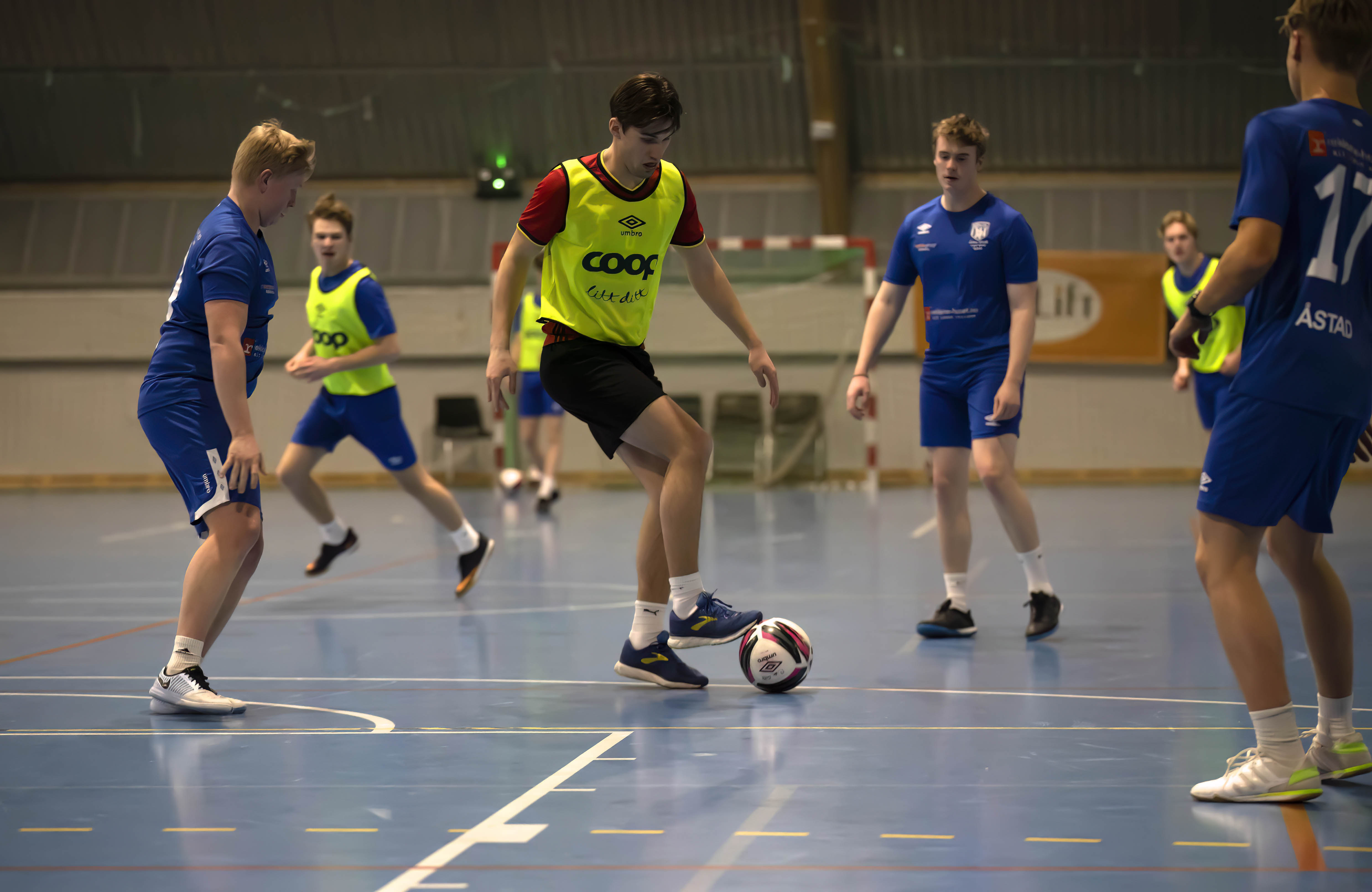 Bøns nye juniorlag trener inne i Råholthallen på søndager