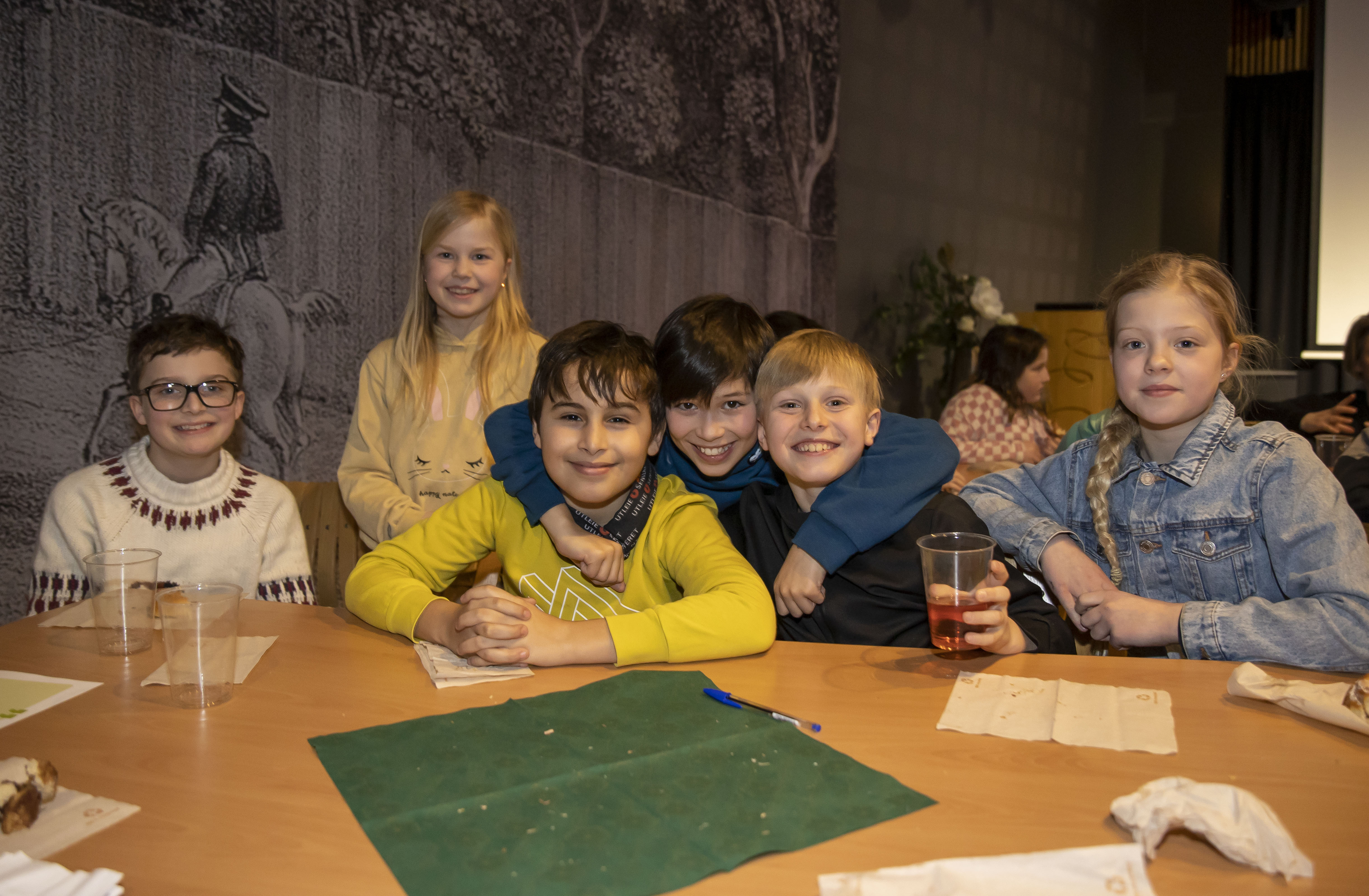 Fra venstre: Lucas Duesund Håland, Emilie Fagerheim Veiland, Elias Maimouni, Younes Dahlin, Jonatan Staff-Hansen og Ida Emilie Bjerkemoen Blakisrud Fra venstre: Lucas Duesund Håland, Emilie Fagerheim Veiland, Elias Maimouni, Younes Dahlin, Jonatan Staff-Hansen og Ida Emilie Bjerkemoen Blakisrud