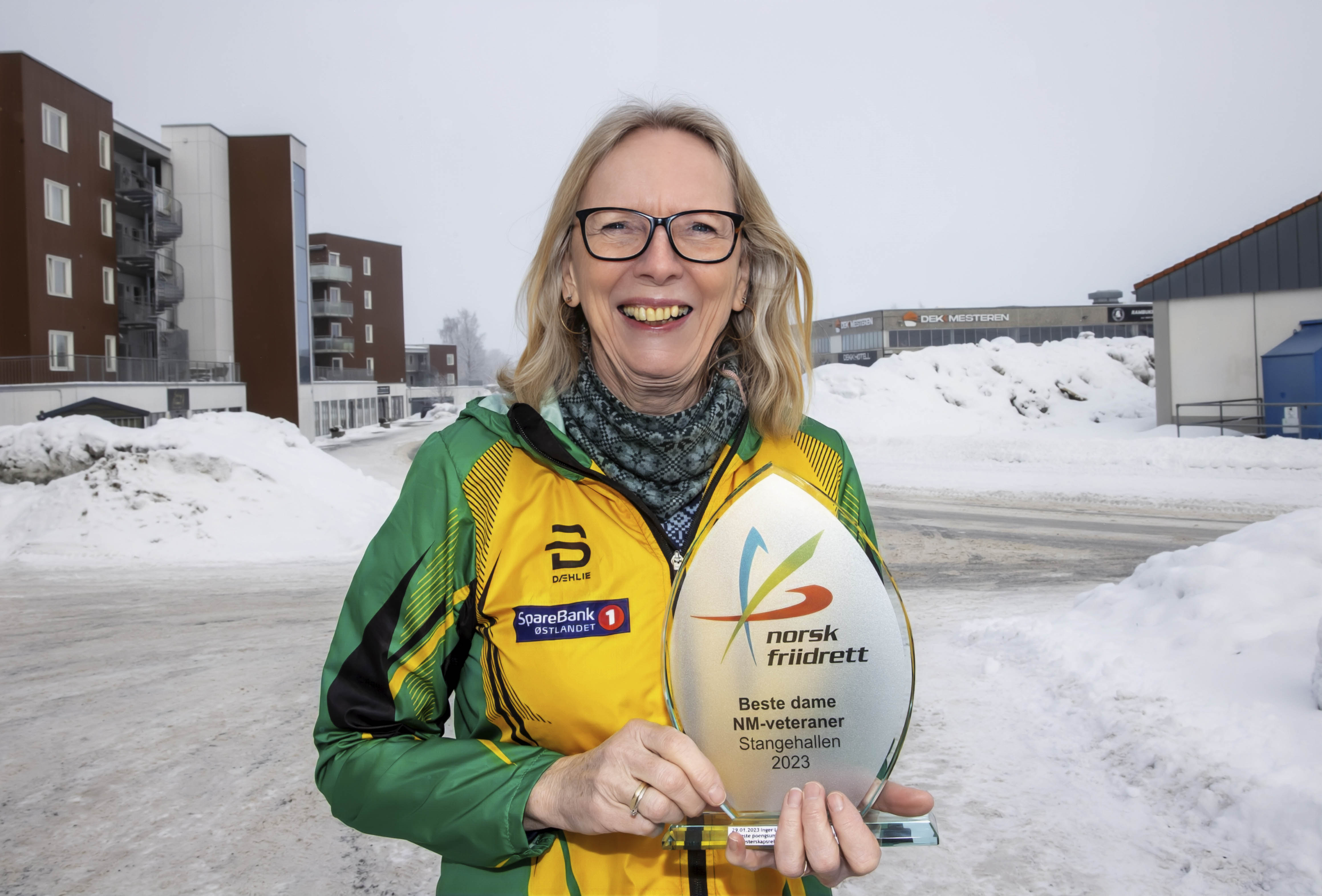 Inger Lise Sundheim (68) med bestemanspremien fra NM i friidrett 2023 Inger Lise Sundheim (68) med bestemanspremien fra NM i friidrett 2023