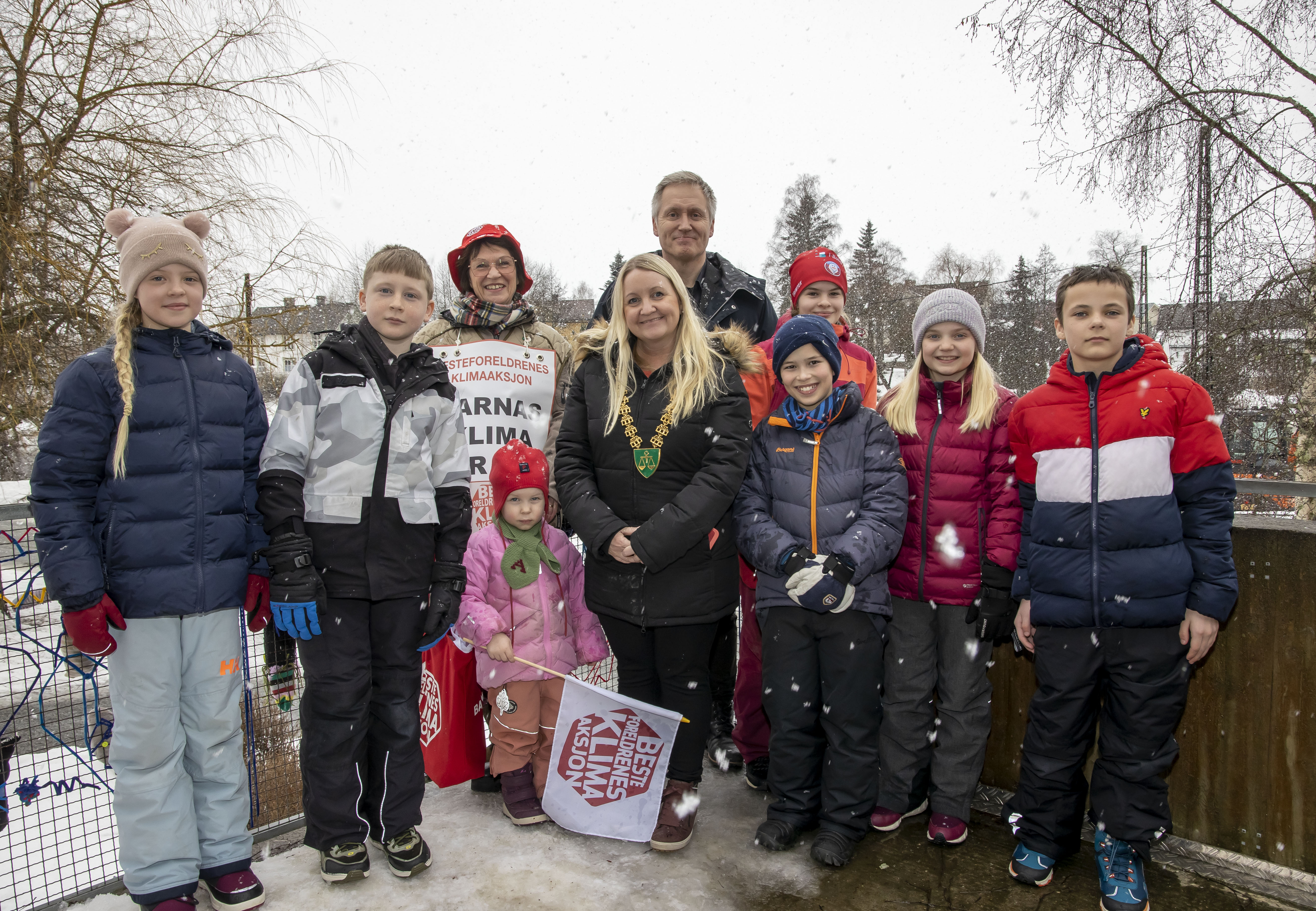 Fra venstre: Ida Emilie Bjerkemoen Blakisrud, Christoffer Bredesen, Anne Bergem med barnebarnet Astrid på tre år, Hege Svendsen, Bård Frydenlund, Henriette Gran, Younes Dahlin, Alice Haugerud og Dennis Henriksen Ottesen. Fra venstre: Ida Emilie Bjerkemoen Blakisrud, Christoffer Bredesen, Anne Bergem med barnebarnet Astrid på tre år, Hege Svendsen, Bård Frydenlund, Henriette Gran, Younes Dahlin, Alice Haugerud og Dennis Henriksen Ottesen.