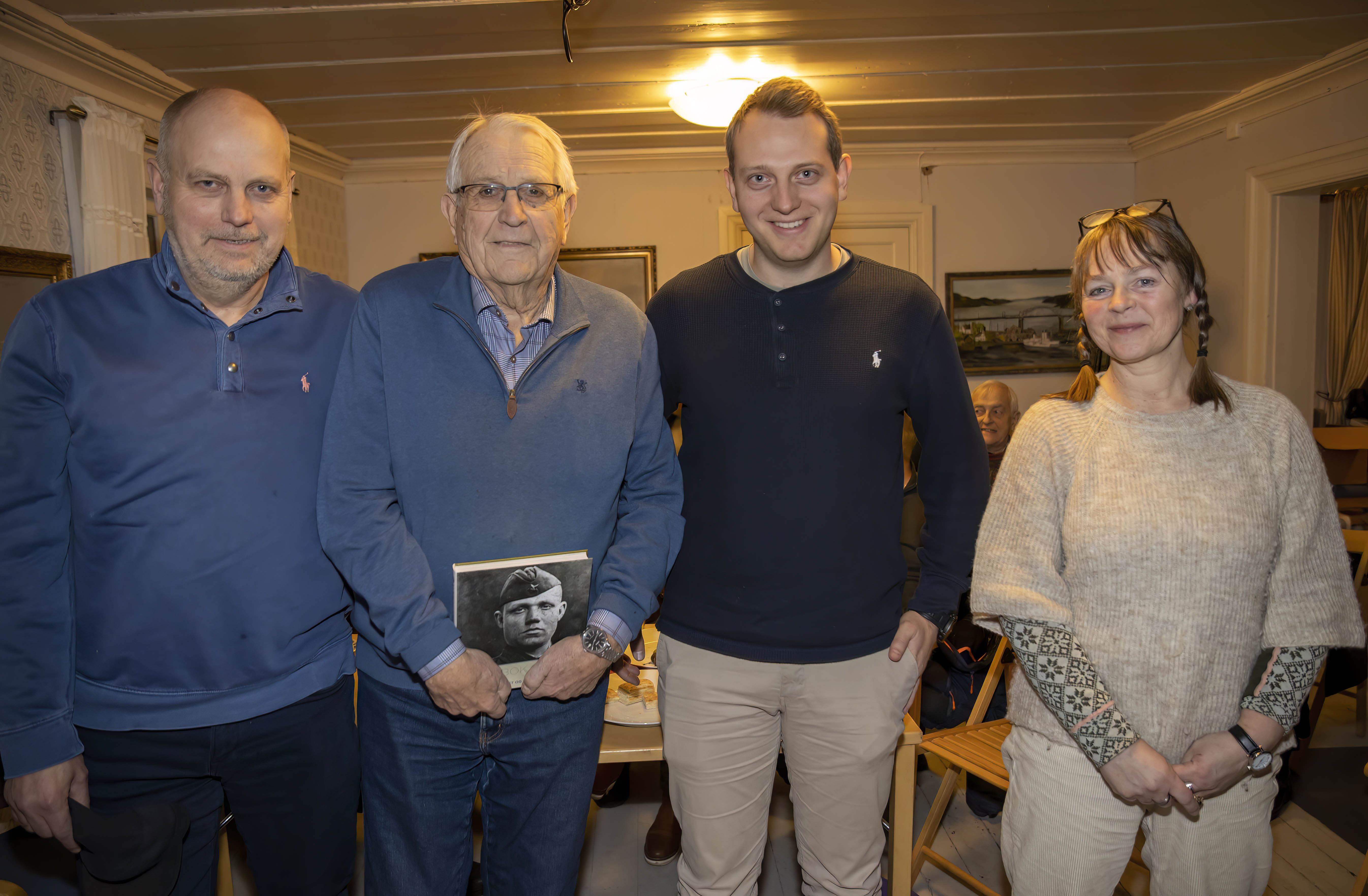 Fra venstre Helge Julsrud Jensen, Leif Jensen og Håkon Martin Valstad Jensen. Til høyre styrmedlem i Mjøssamlingene Kjersti Solberg Fra venstre Helge Julsrud Jensen, Leif Jensen og Håkon Martin Valstad Jensen. Til høyre styrmedlem i Mjøssamlingene Kjersti Solberg