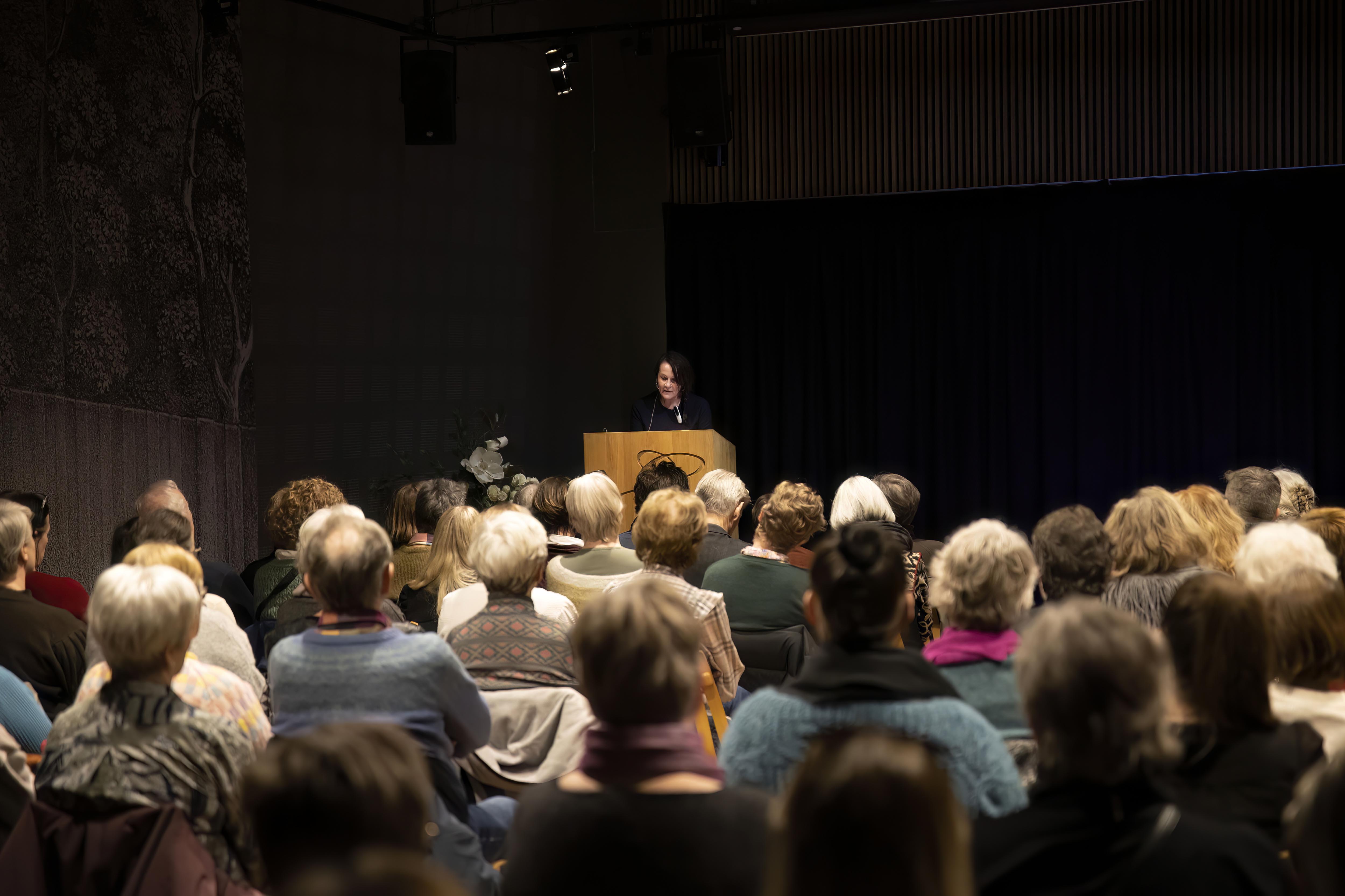 Vigdis Hjorth fylte Wergelands Hus med sitt glødende foredrag om Camilla Collett
