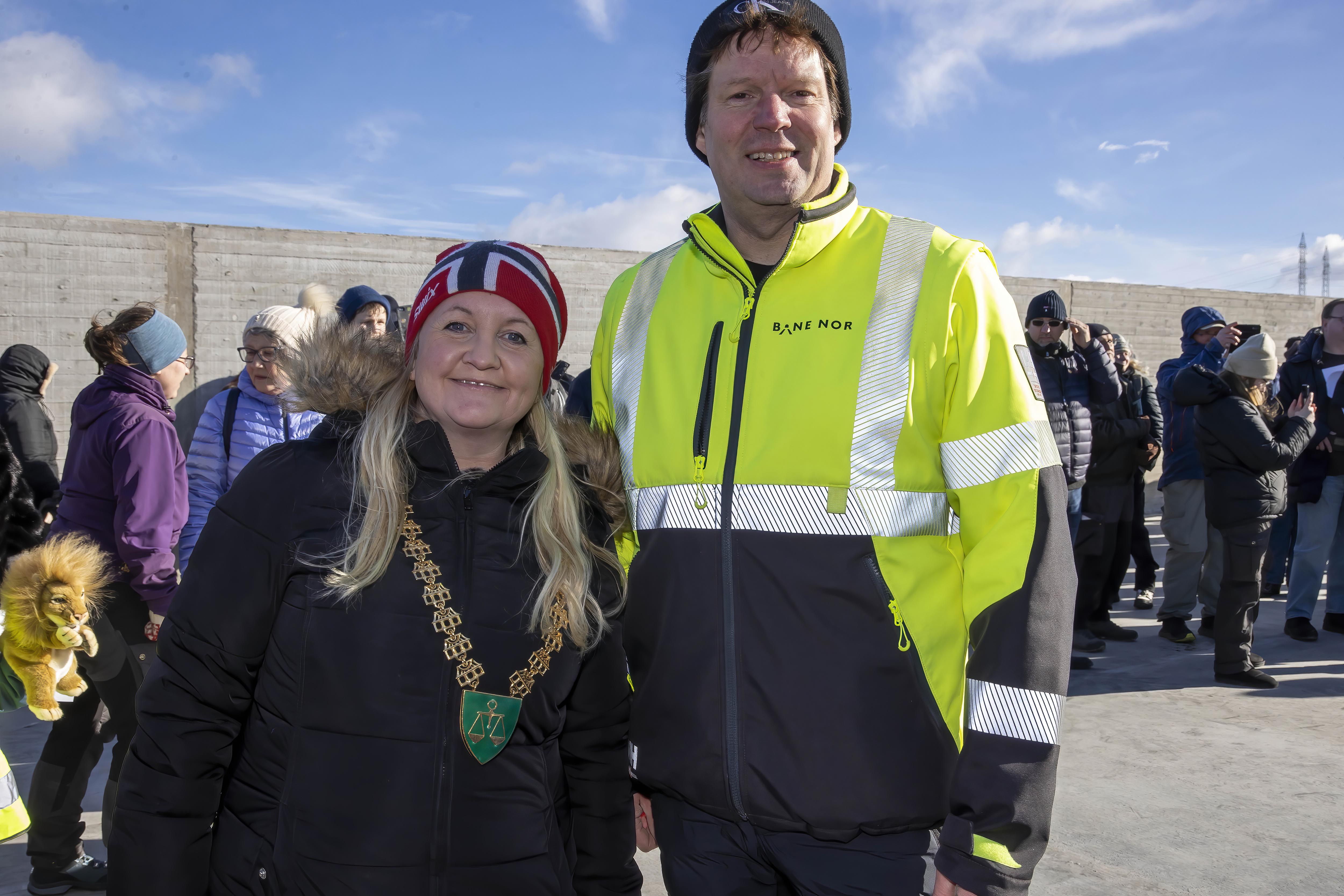 Ordfører Hege Svendsen og prosjektleder i Bane NOR Ronny Eirik Hansen Ordfører Hege Svendsen og prosjektleder i Bane NOR Ronny Eirik Hansen