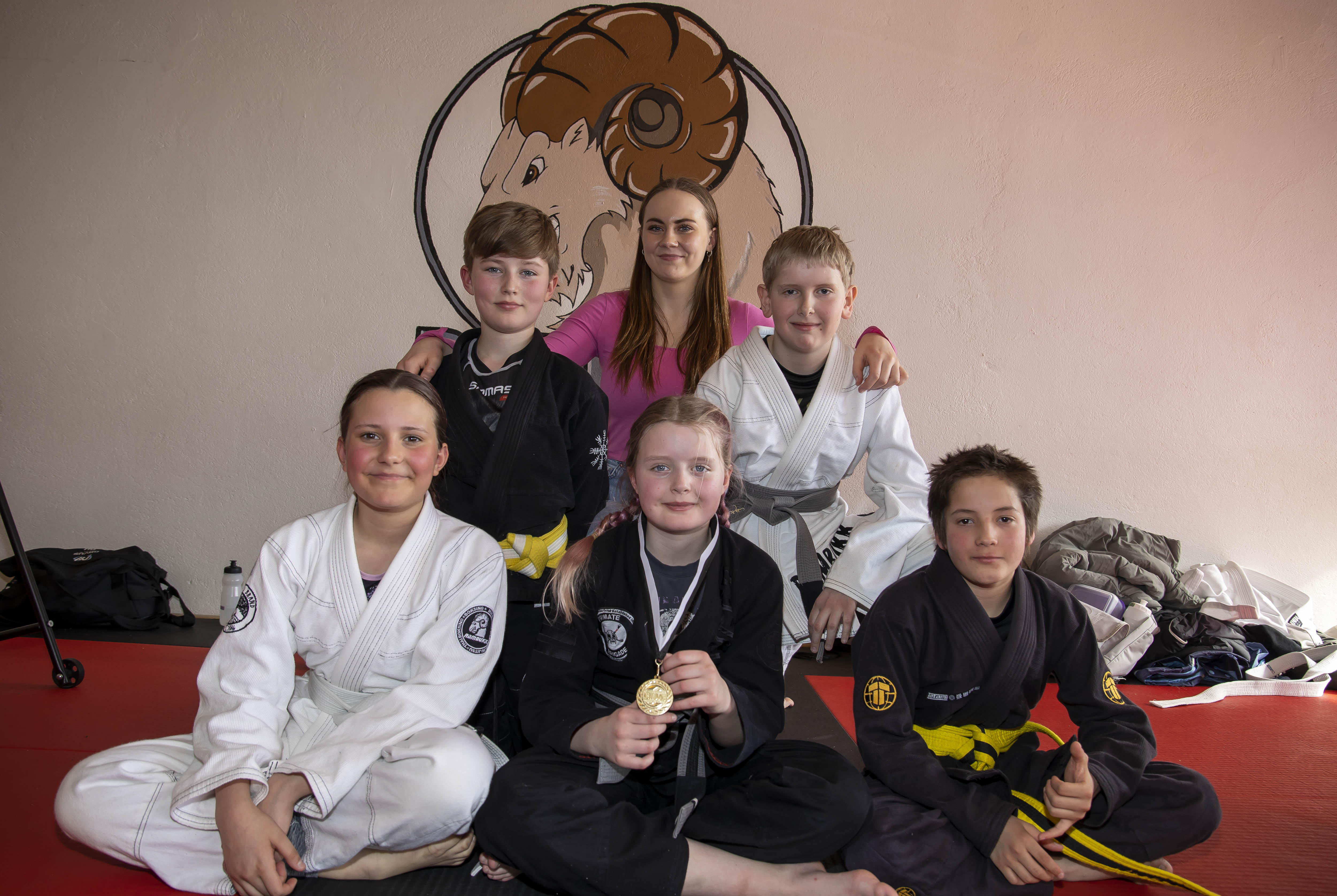 Lykke Christiane Ludviksen, Hannah Borgenvik og Noan Perstuen Bak fra venstre: Benjamin Berntsen Larsen, Alexandra Husum og Isak Mathisen