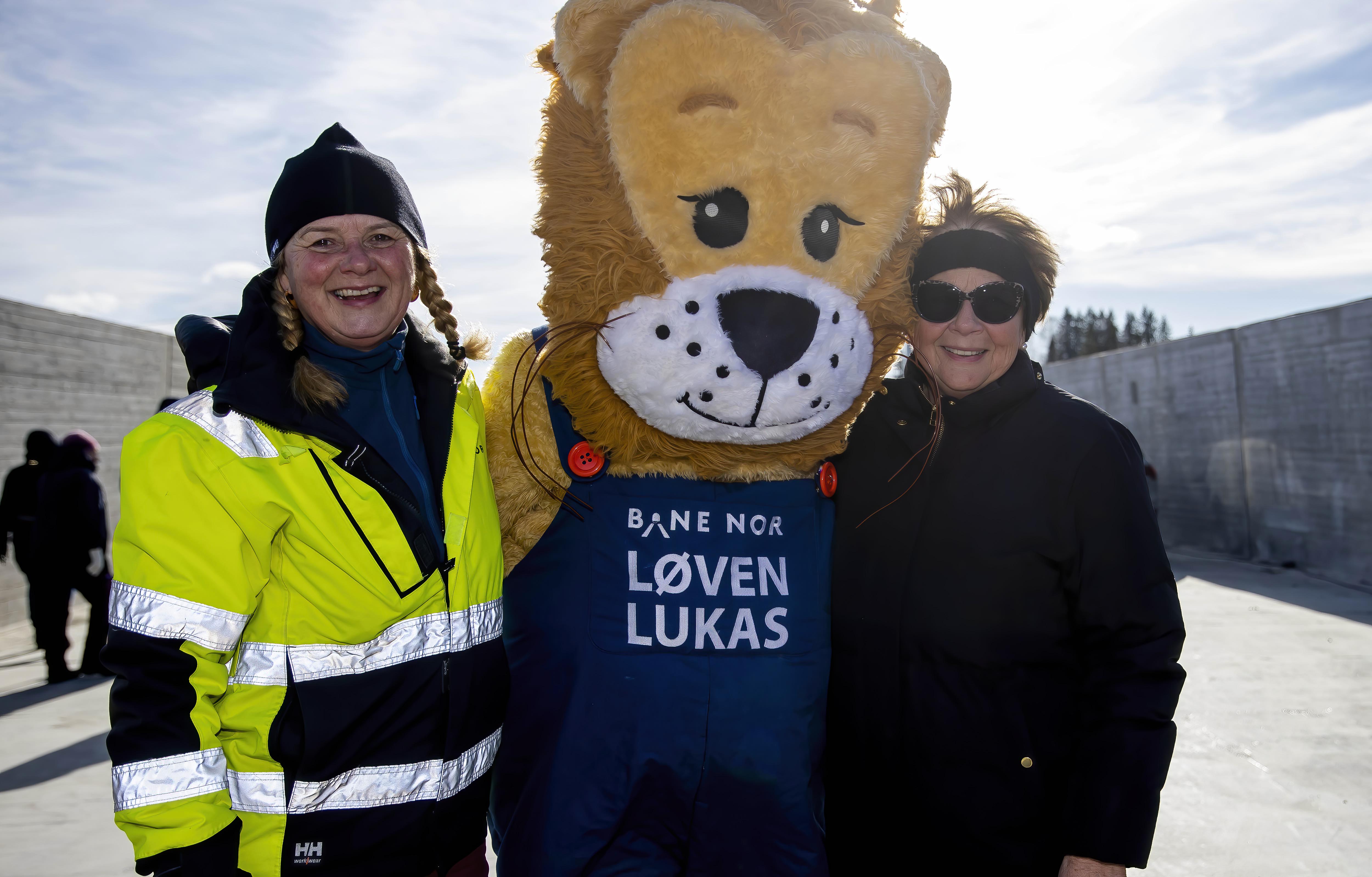 Nina G. Stefferud, Løven Lukas og Sonja Sjøli Nina G. Stefferud, Løven Lukas og Sonja Sjøli