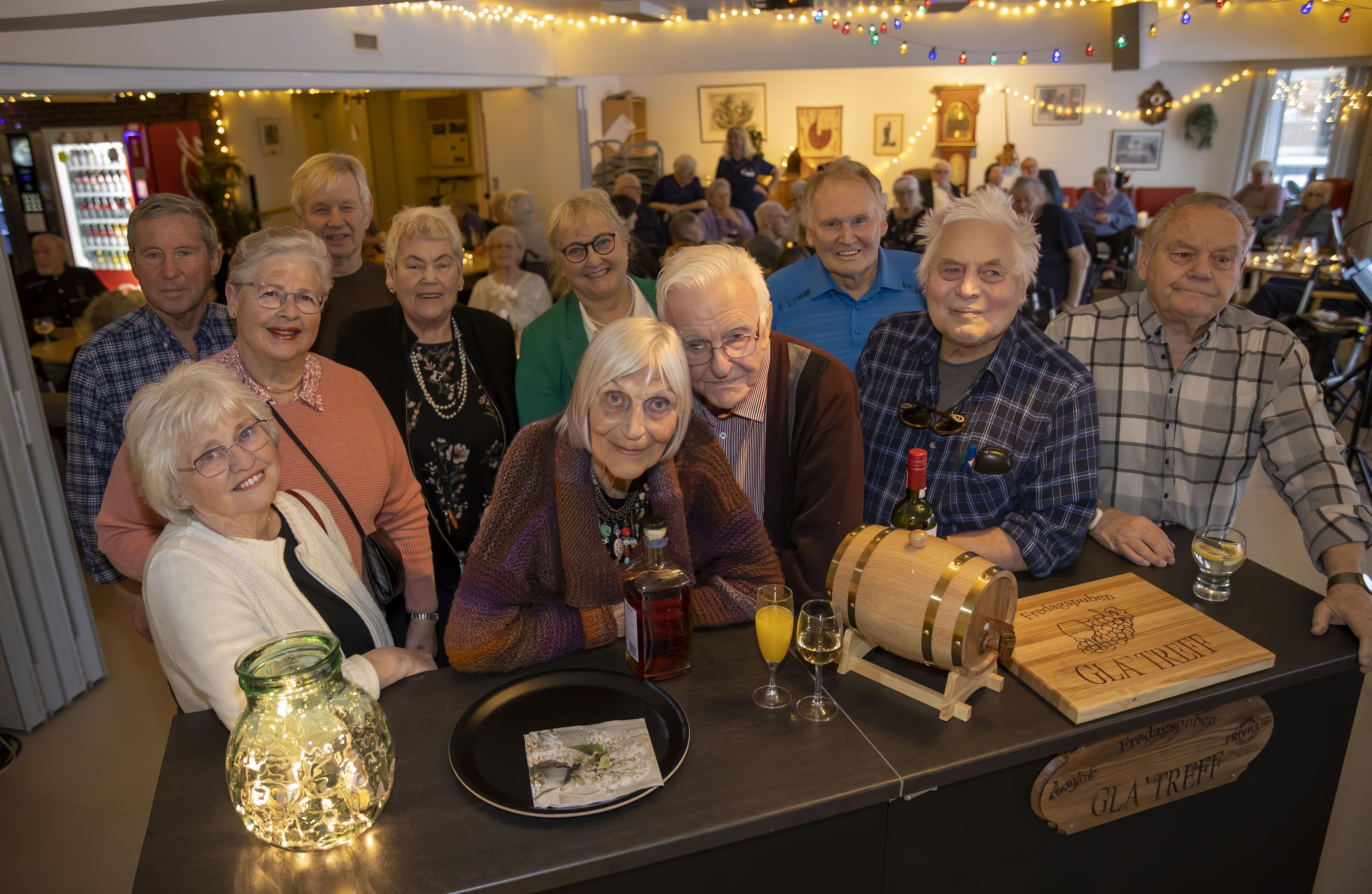 Denne gjengen er meget fornøyd med den nye bardisken Denne gjengen er meget fornøyd med den nye bardisken