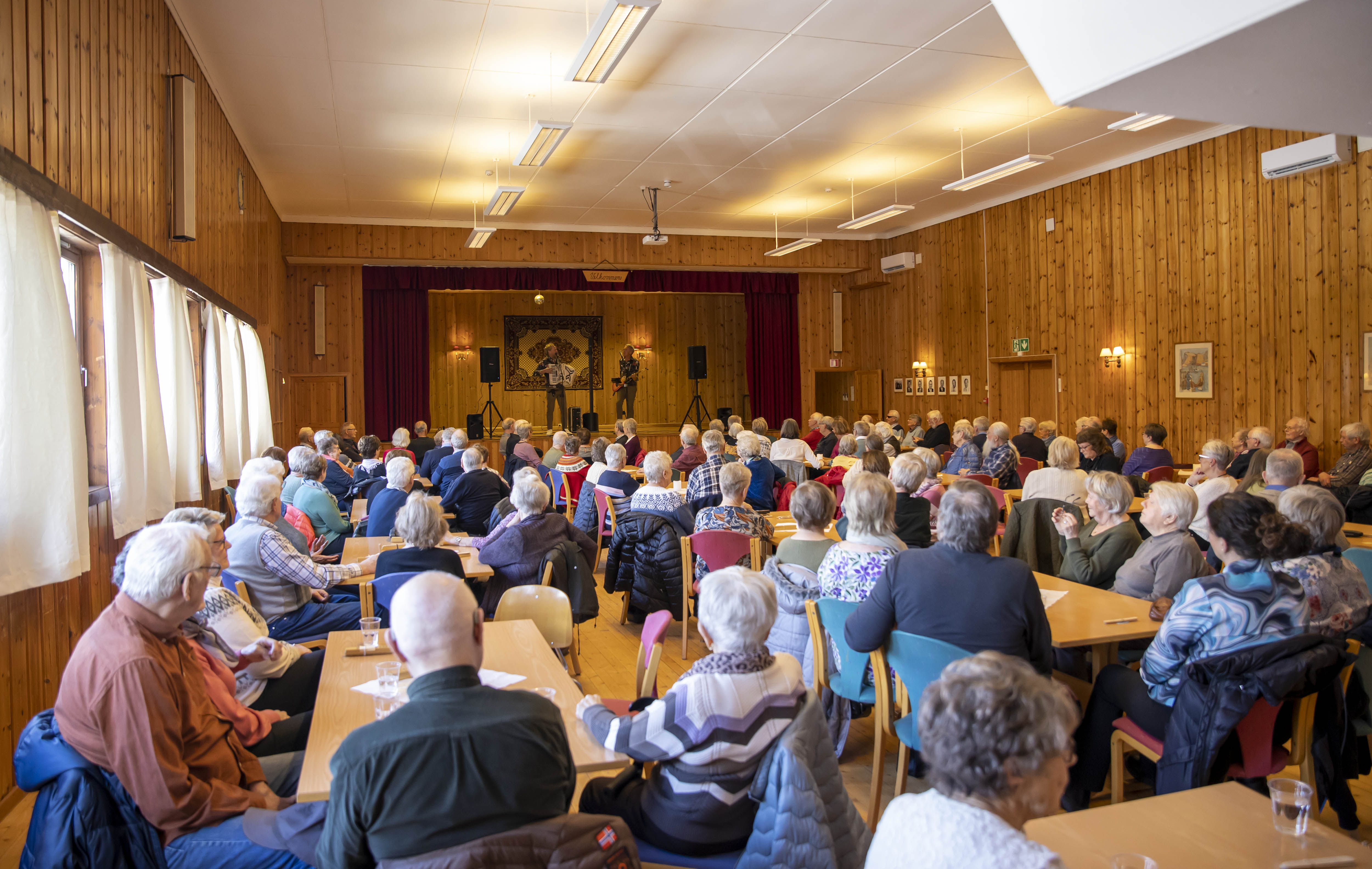 Det var ikke mange ledige stoler i Gullverket Samfunnshus da Aktive Eldre Midtbygda og Gullverket Vel inviterte til fest