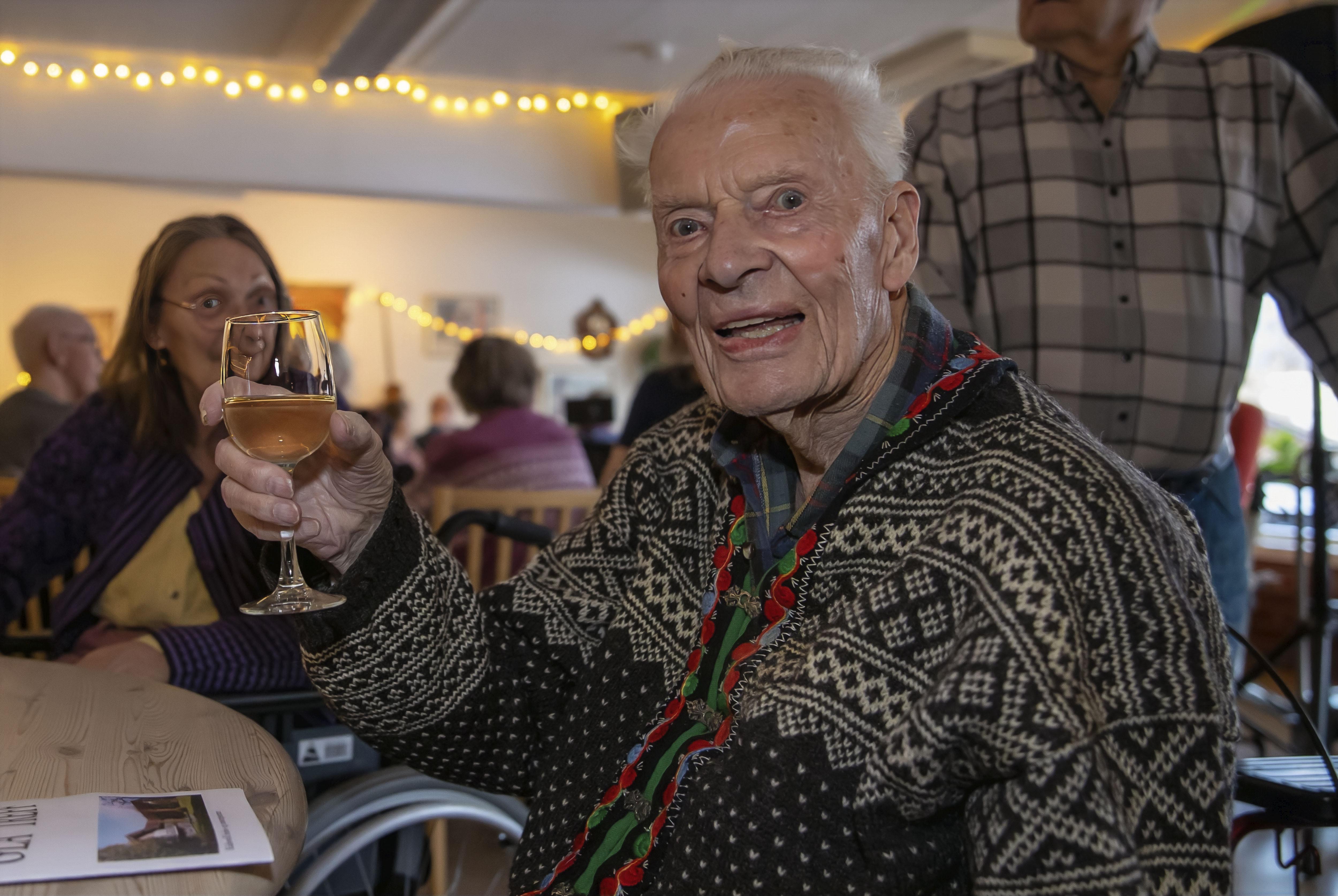 Vidar Engen (96) skåler for puben på Vilberg Vidar Engen (96) skåler for puben på Vilberg