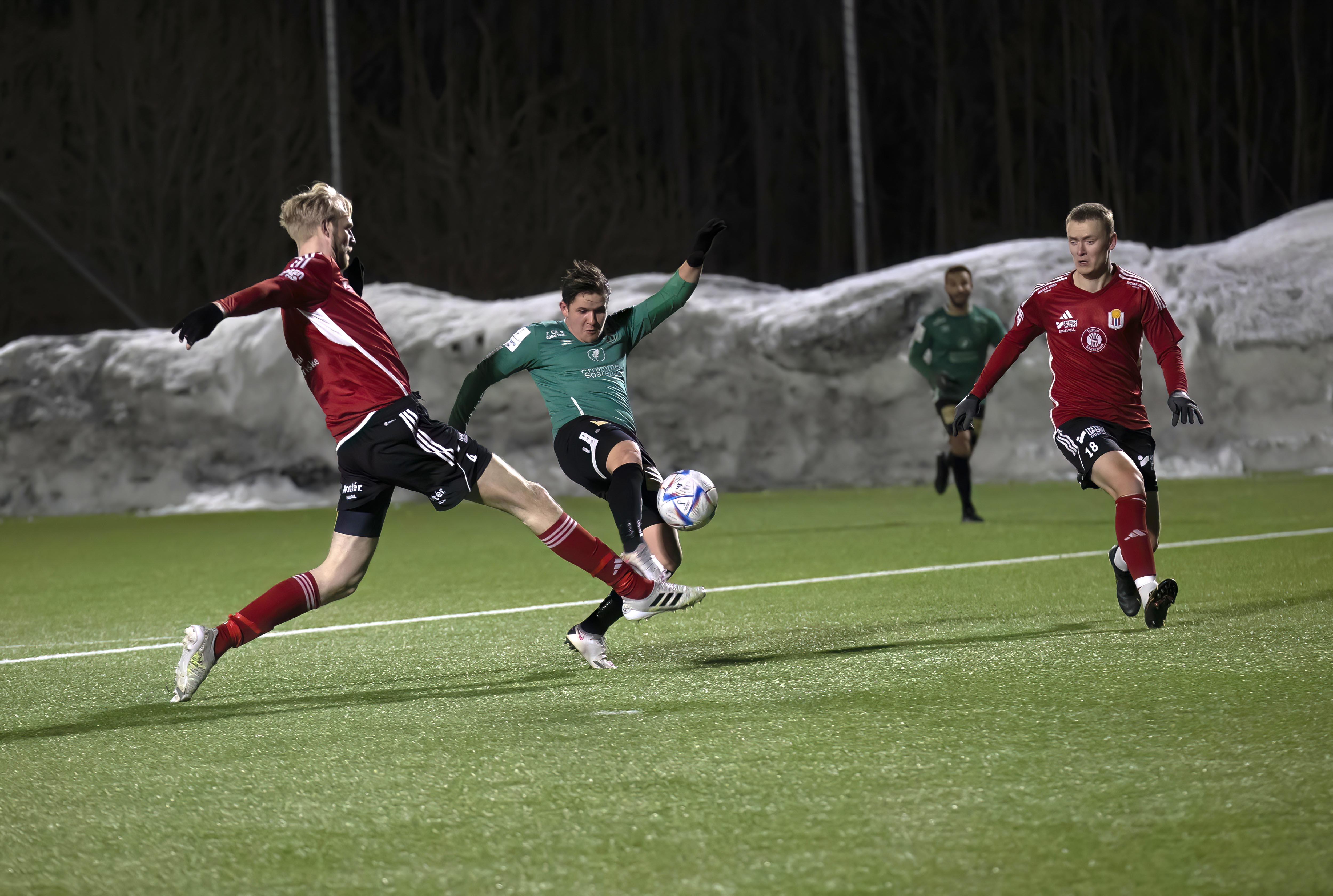 I starten av kampen var EIF-spillerne hele tiden litt på etterskudd mot Sondre Sagen og Skjetten i cupkampen mandag kveld