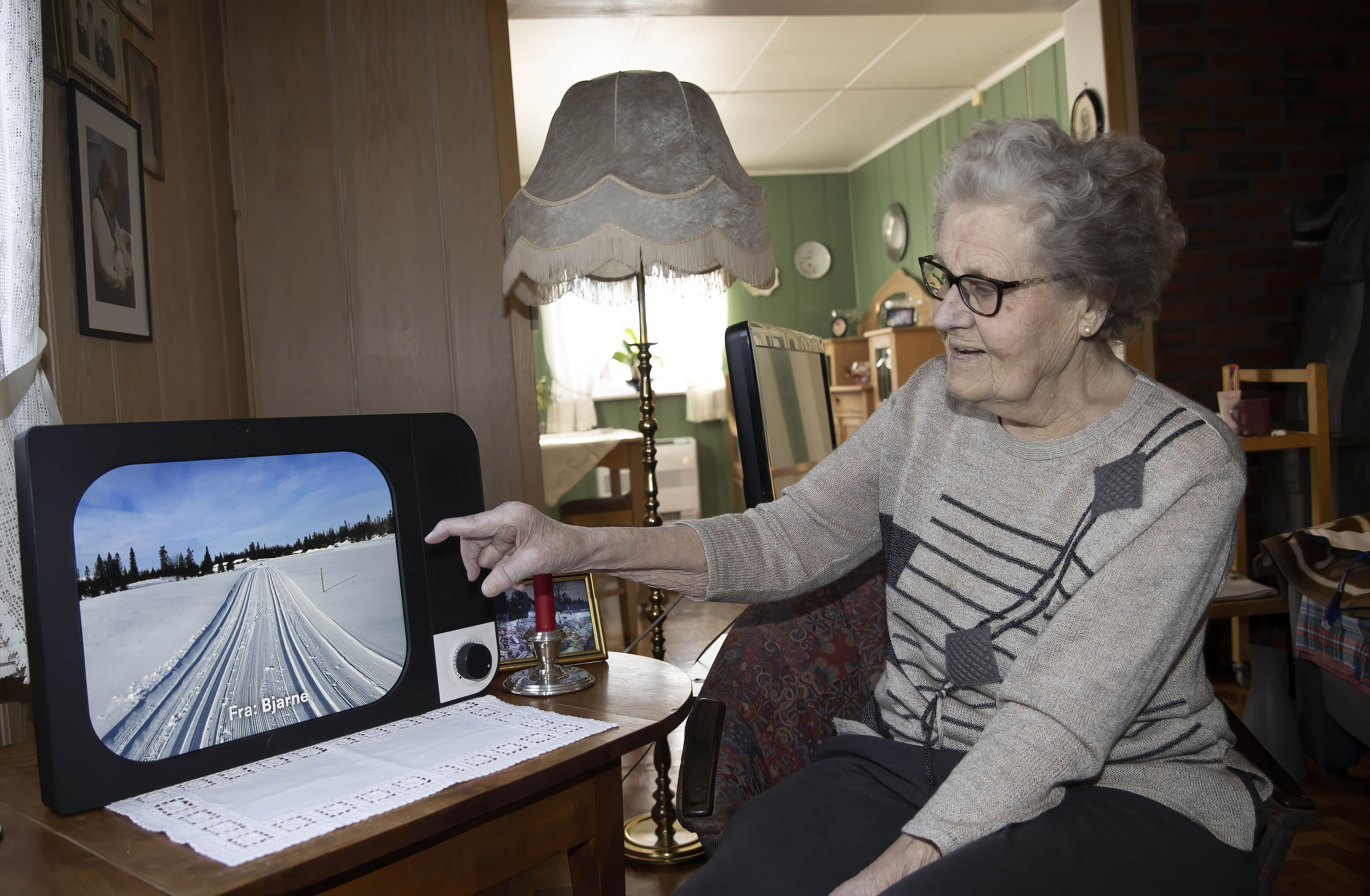 Bjørg Aurstad (91) får bilder fra sønnen Bjarne rett i stua!