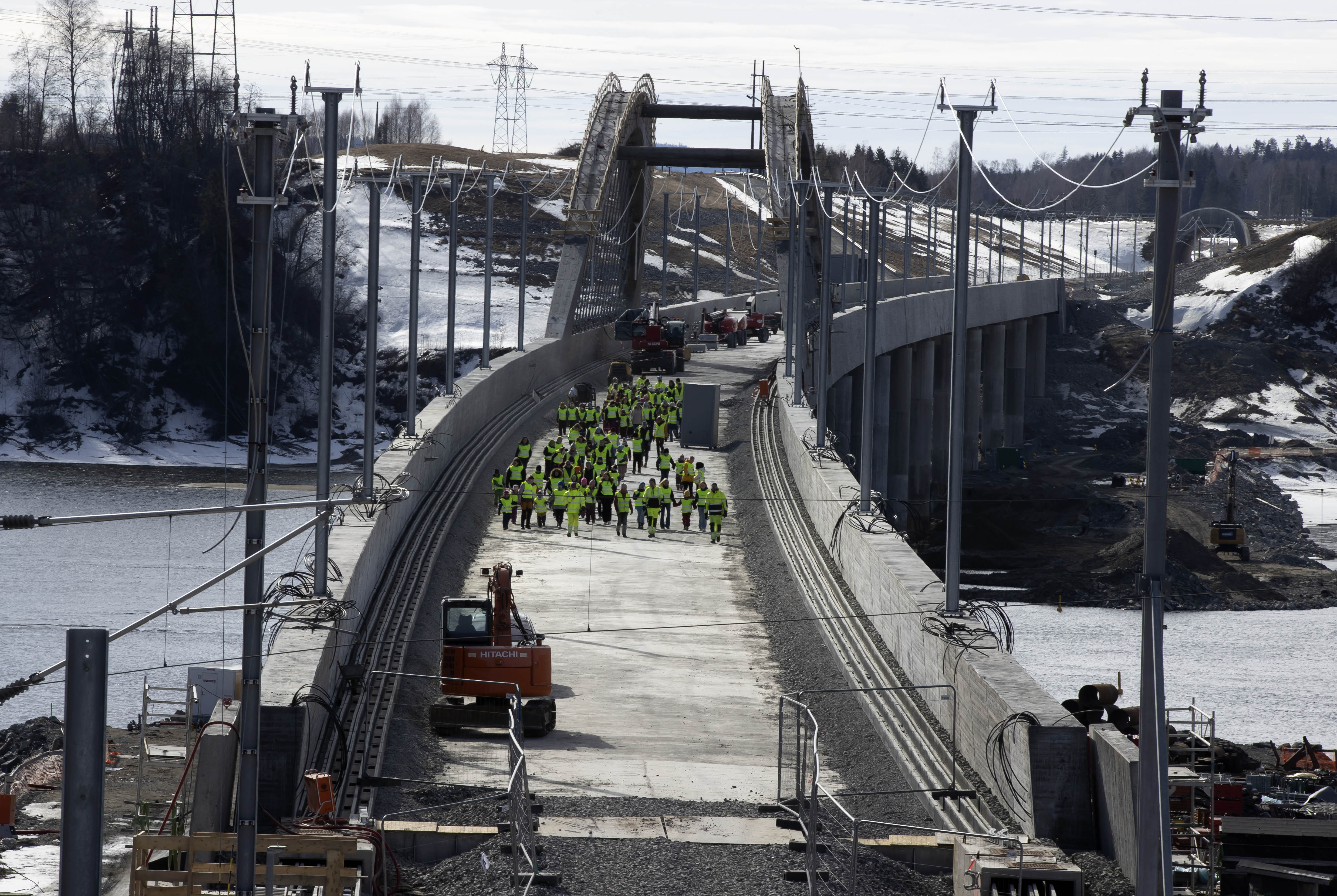 Elevene på Langset skole fikk æren av å være de siste som fikk gå over Minnevika jernbanebru. Dette skjedde fredag 31. mars