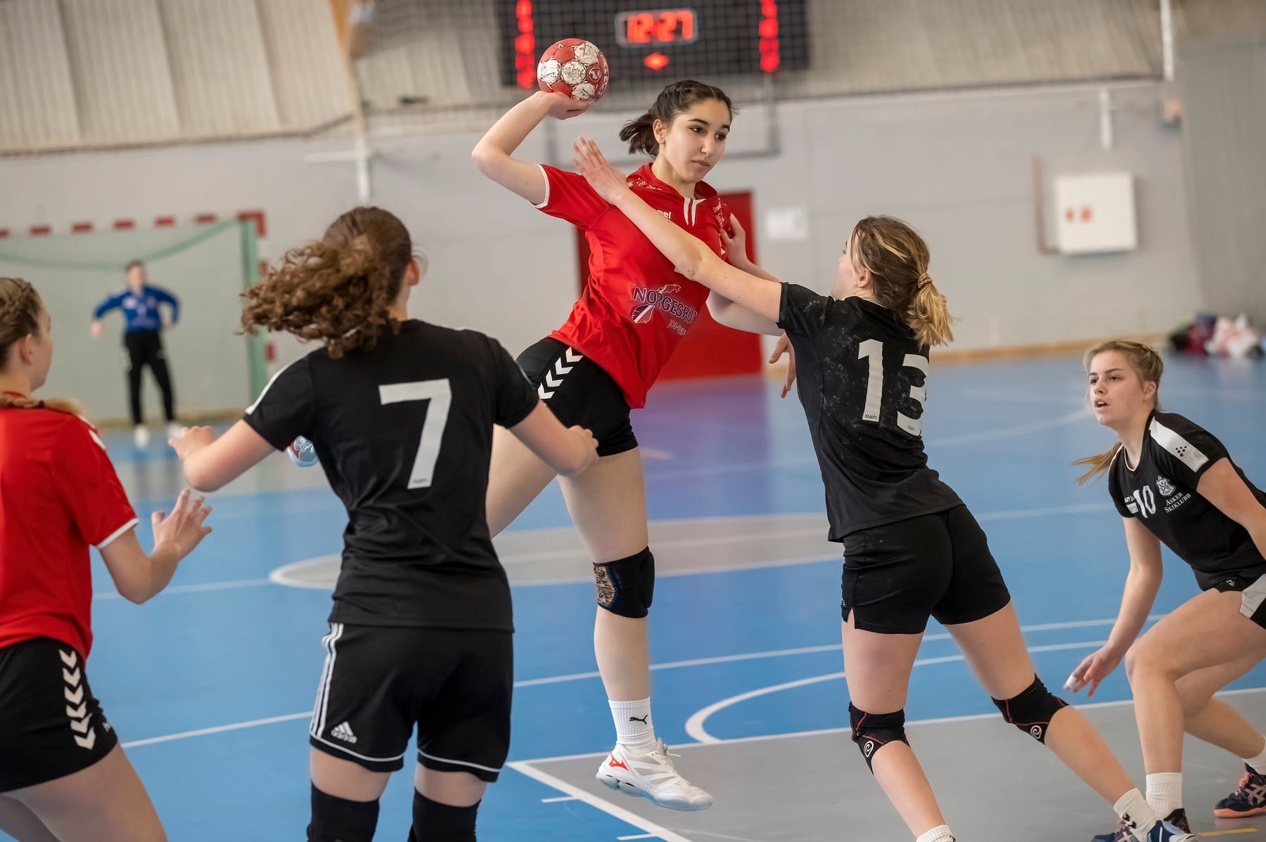 Nina Jabar Sadeq legger an, men får et slag på armen