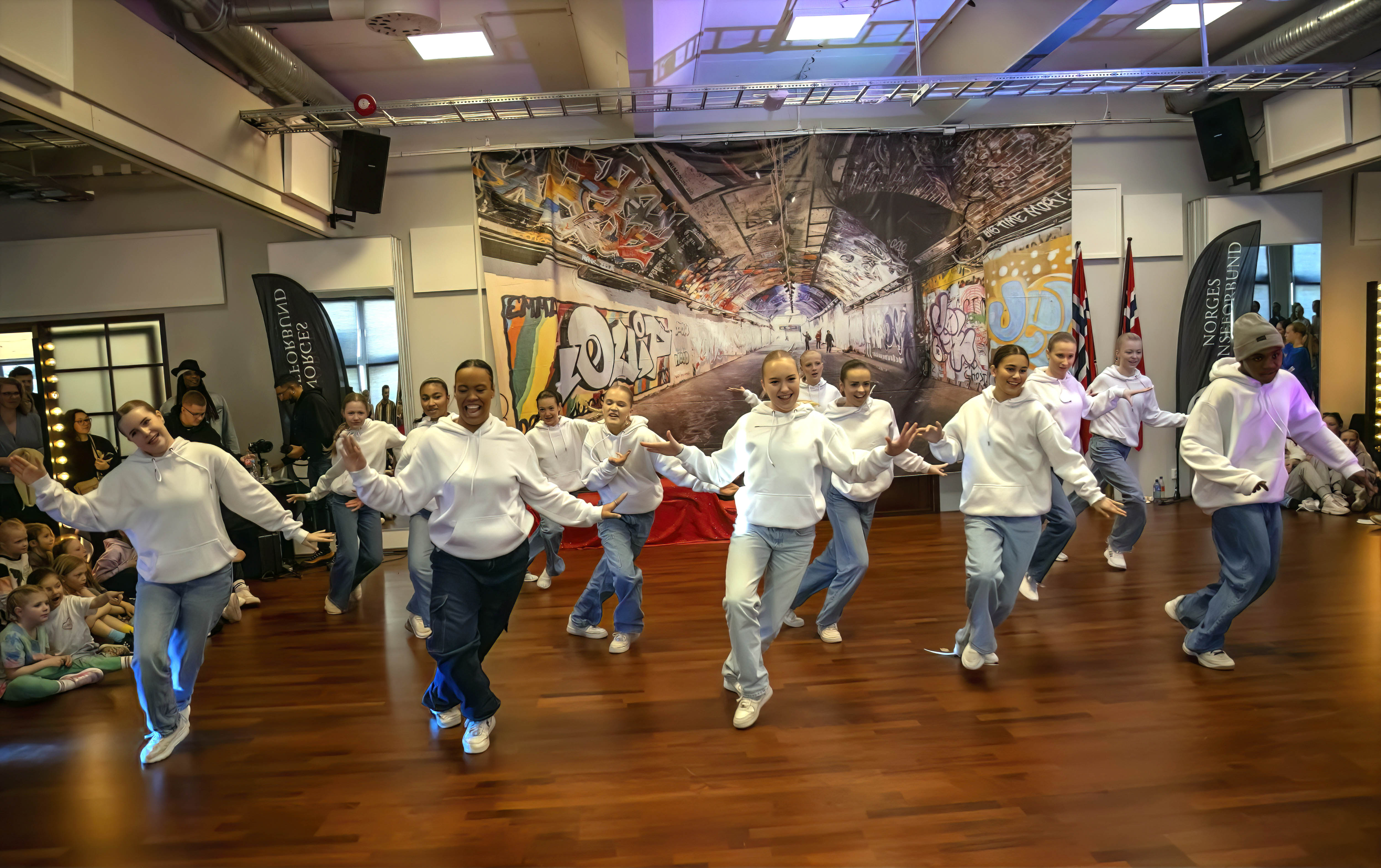 1814 Dance Crew fra Eidsvoll Ballettsenter imponerte med frisk pauseunderholdning