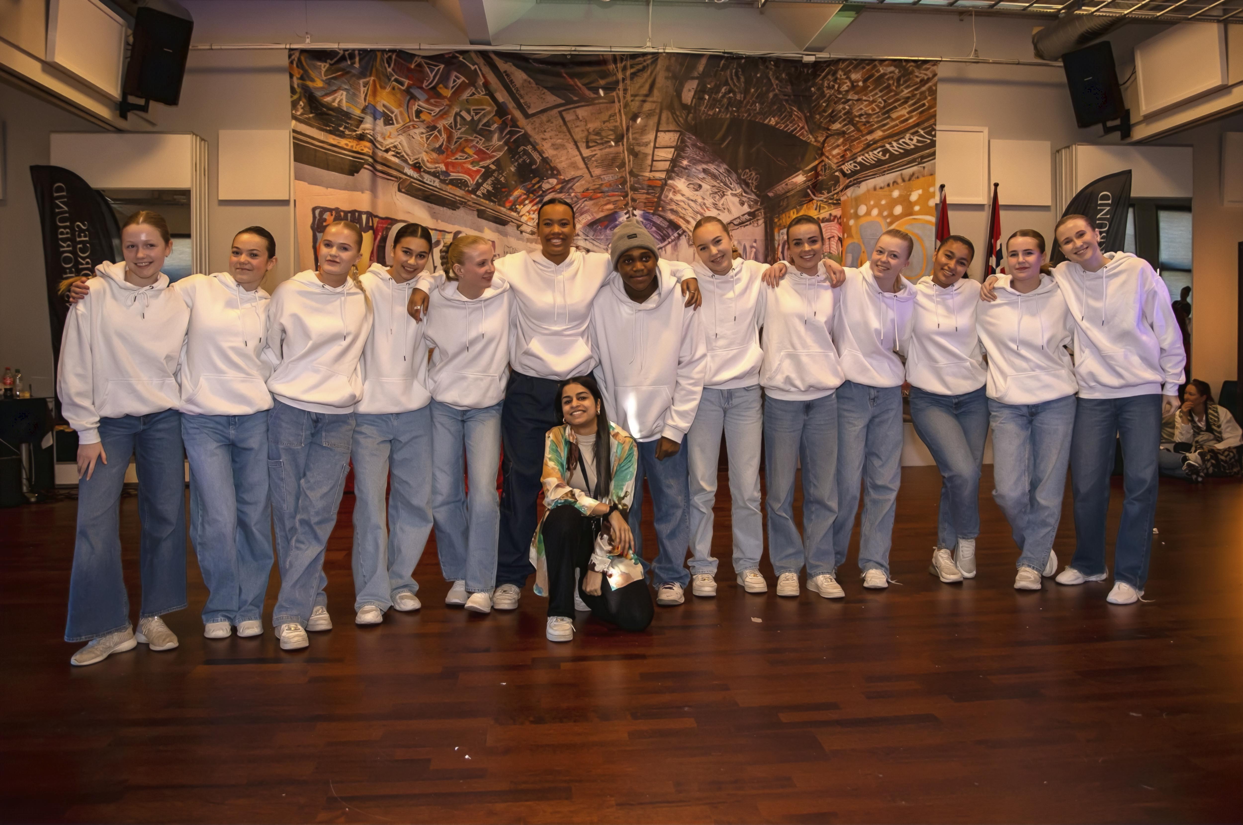 Deepali Bhargava og hennes 1814 Dance Crew