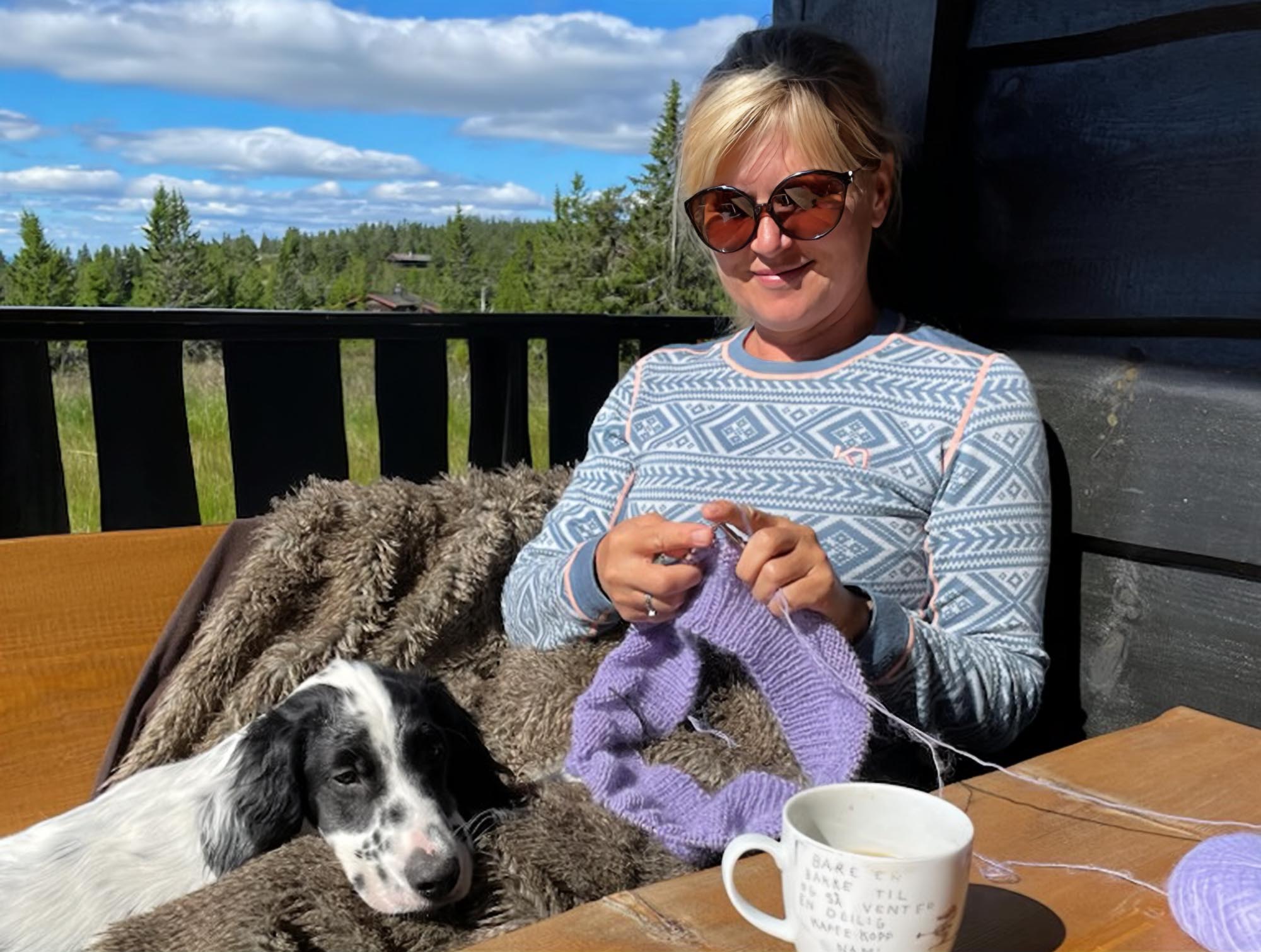 I ledige stunder er ikke Anne Olen sen om å ta frem strikketøyet I ledige stunder er ikke Anne Olen sen om å ta frem strikketøyet