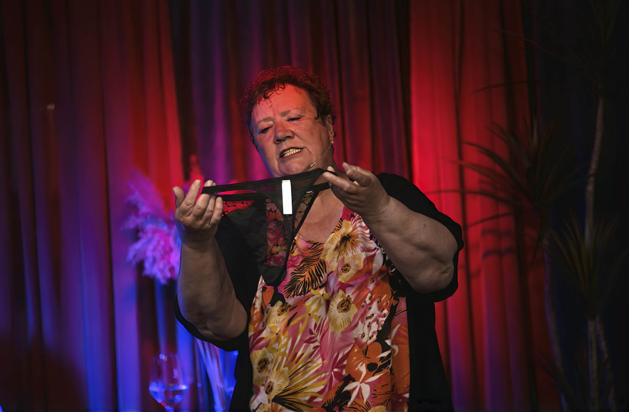 Ragnhild Owe lurte seriøst på hvordan noen kan bruke en stringtruse Ragnhild Owe lurte seriøst på hvordan noen kan bruke en stringtruse