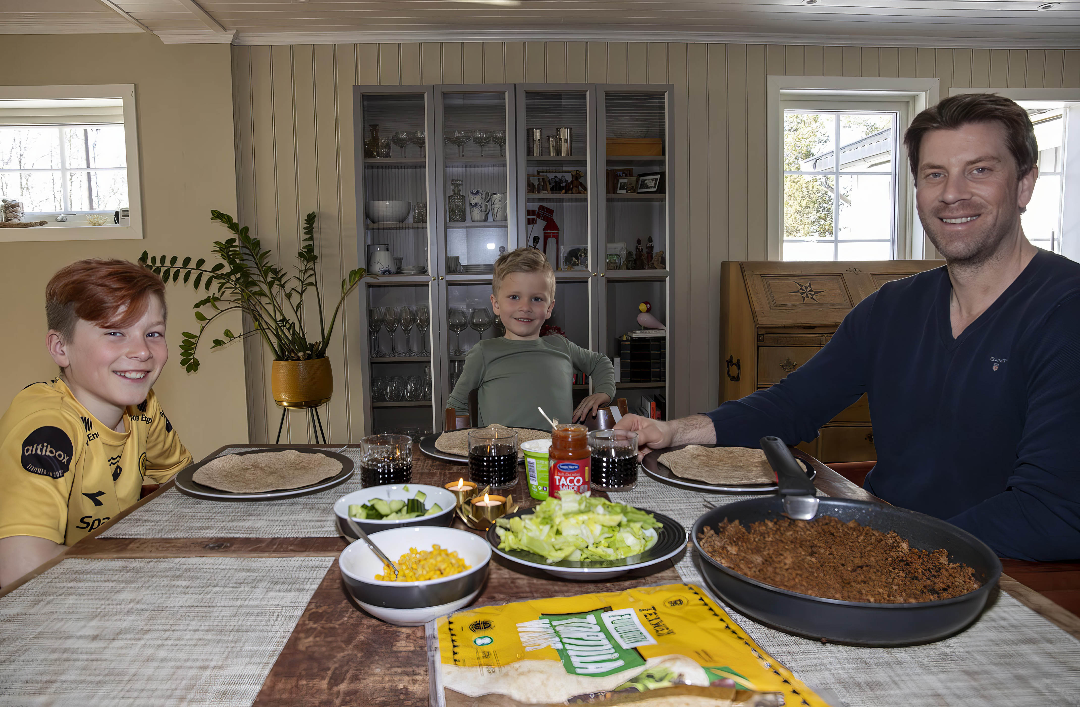 Nick Theodor (10), Carl Oscar (5) og pappa Carl Jørgen Owre Nick Theodor (10), Carl Oscar (5) og pappa Carl Jørgen Owre