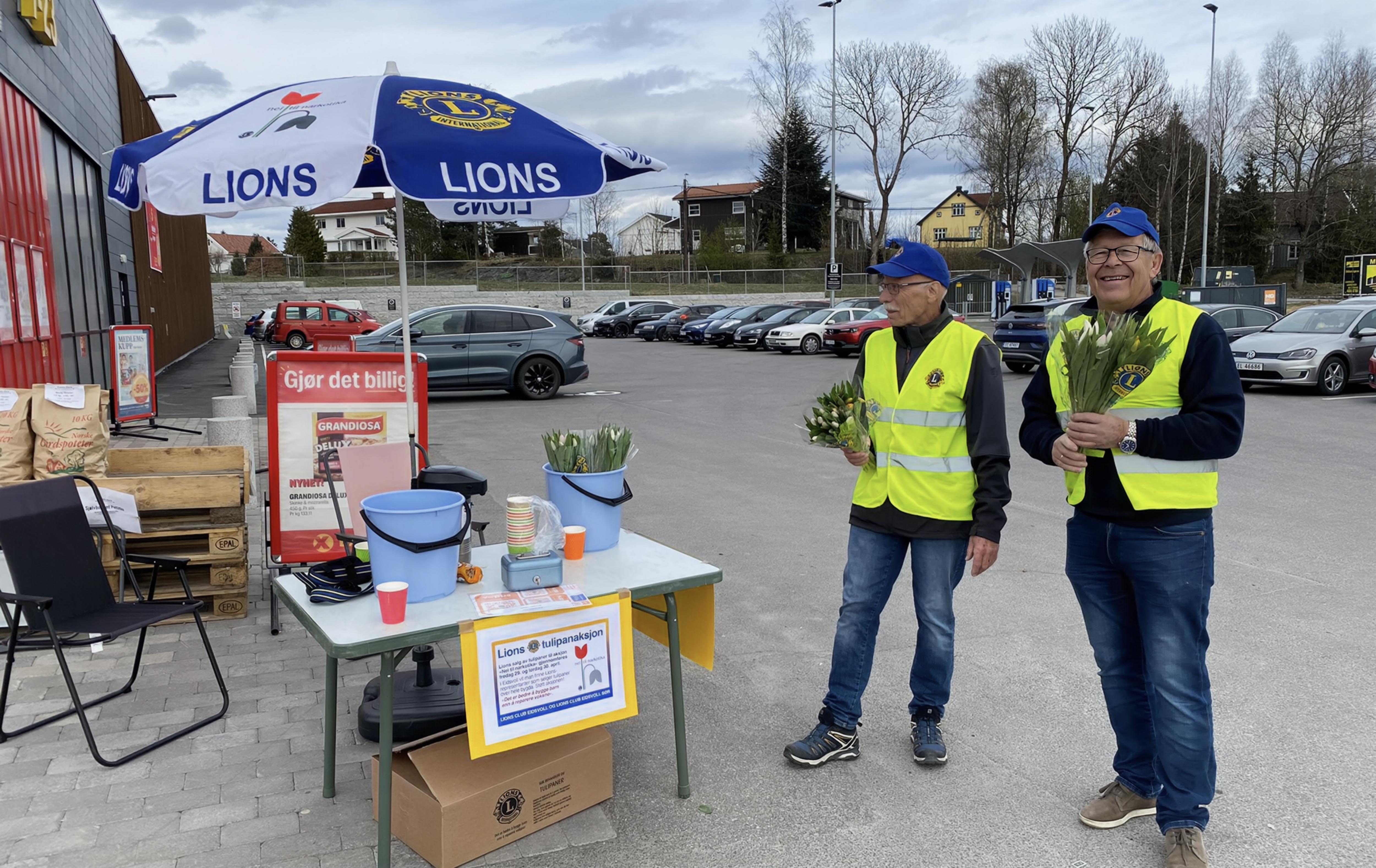 I helgesvingen vil Lionsmedlemmer i sine gule vester være i sving med å selge tulipaner til inntekt for rusforebyggende og holdningsskapende tiltak for barn og unge I helgesvingen vil Lionsmedlemmer i sine gule vester være i sving med å selge tulipaner til inntekt for rusforebyggende og holdningsskapende tiltak for barn og unge