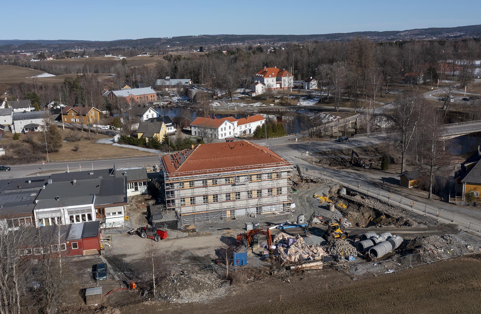 Det bygges ved gamle Nebbenes Det bygges ved gamle Nebbenes