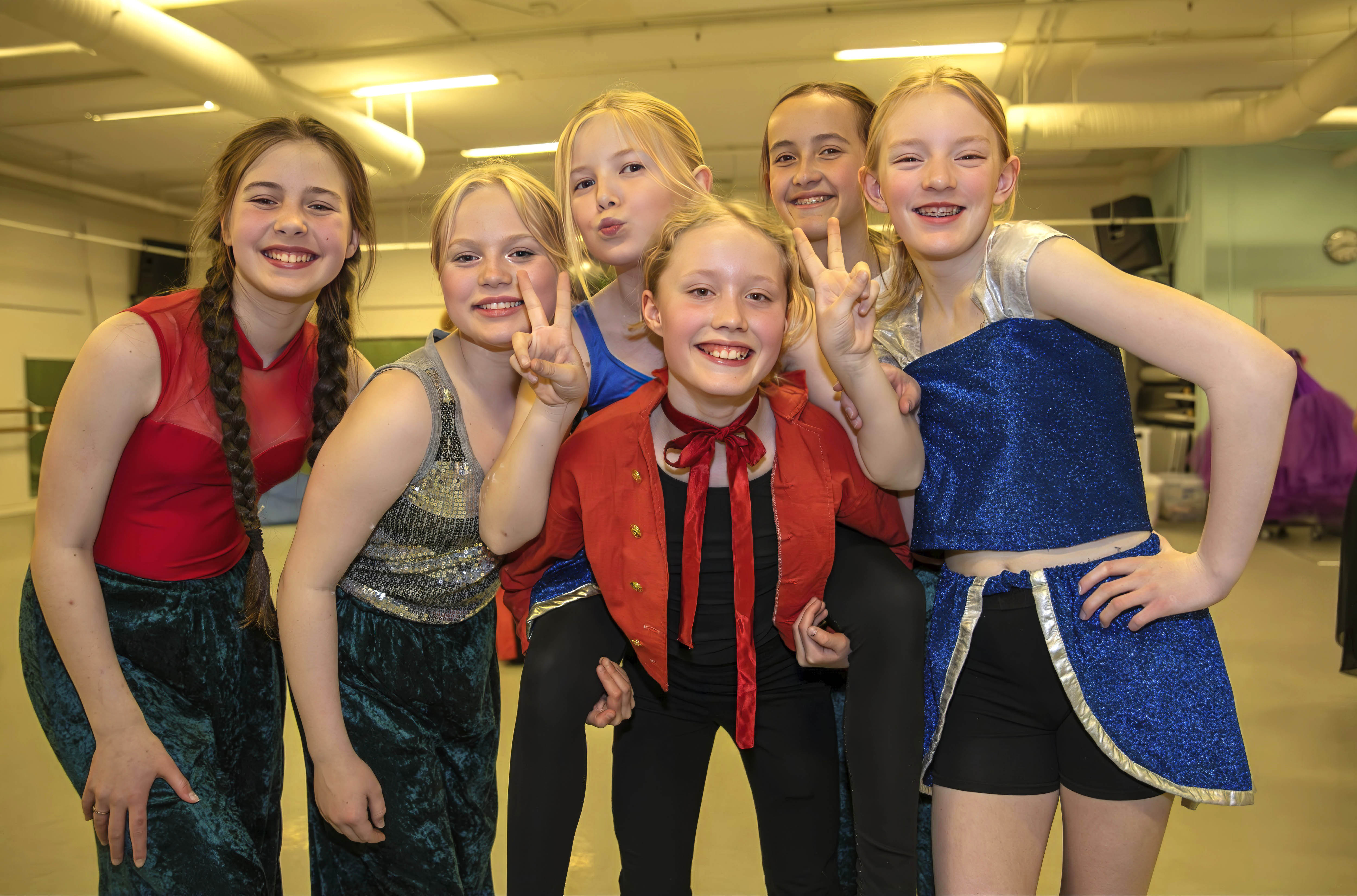 Denne gjengen håper å se deg i Kong Rakne. Fra venstre: Lilje Benedicte Sebrekke, Rikke Mykning Nordsveen, Selma Krey Nitter, Hermine Haugjord Rølsåsen, Tia Oterhals og Solveig Holm Johannessen Denne gjengen håper å se deg i Kong Rakne. Fra venstre: Lilje Benedicte Sebrekke, Rikke Mykning Nordsveen, Selma Krey Nitter, Hermine Haugjord Rølsåsen, Tia Oterhals og Solveig Holm Johannessen