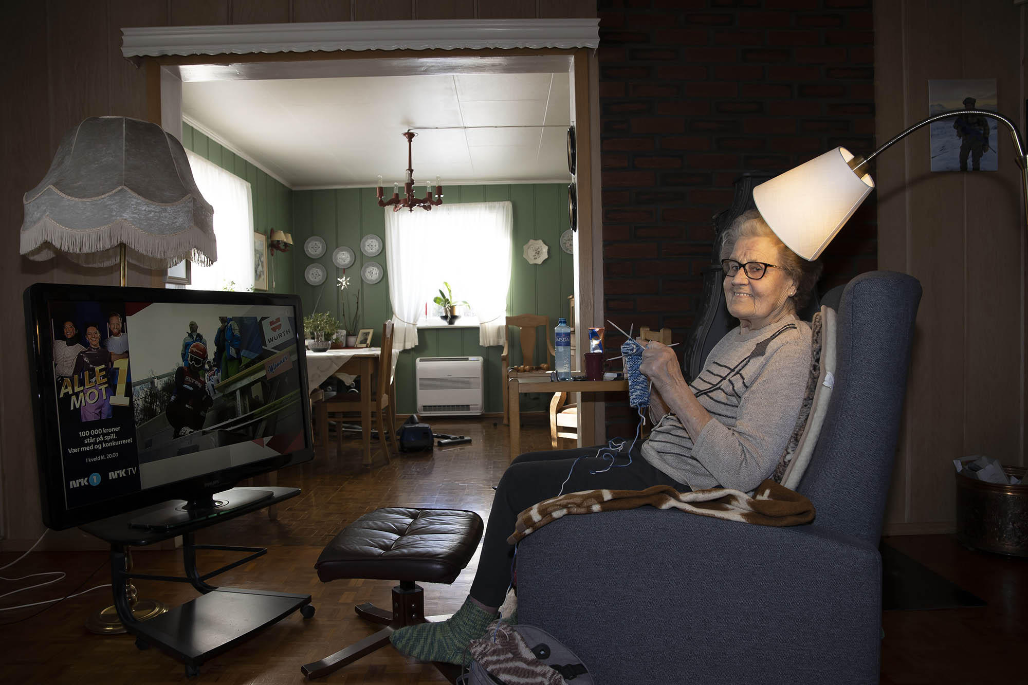 Bjørg (91) koser seg foran TV'n mens hun strikker sokker Bjørg (91) koser seg foran TV'n mens hun strikker sokker