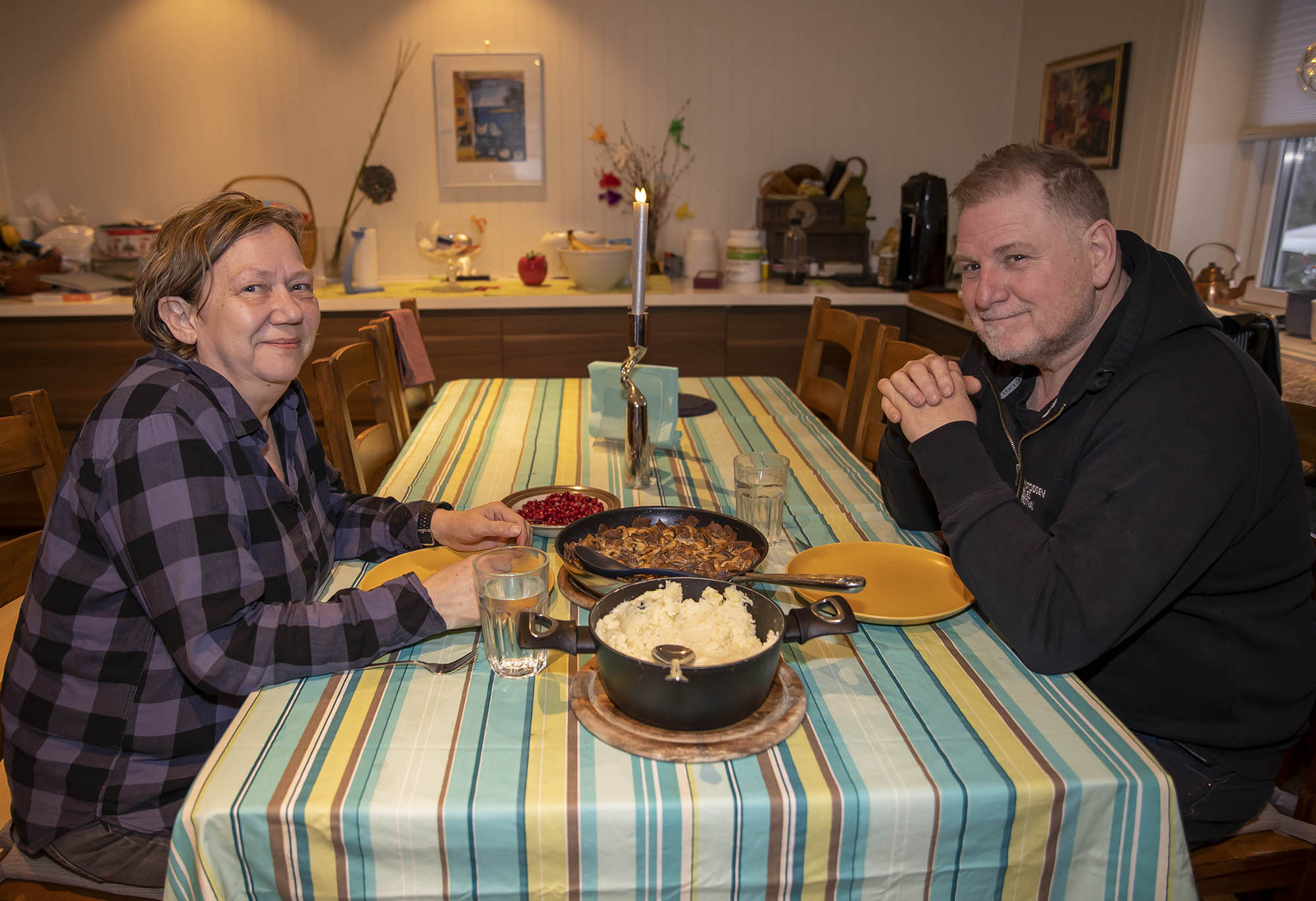 Catrine Pedersen og Arnstein Aasestrand spiser Finnbiff med hjemmelaget potetmos og rørt tyttebær Catrine Pedersen og Arnstein Aasestrand spiser Finnbiff med hjemmelaget potetmos og rørt tyttebær