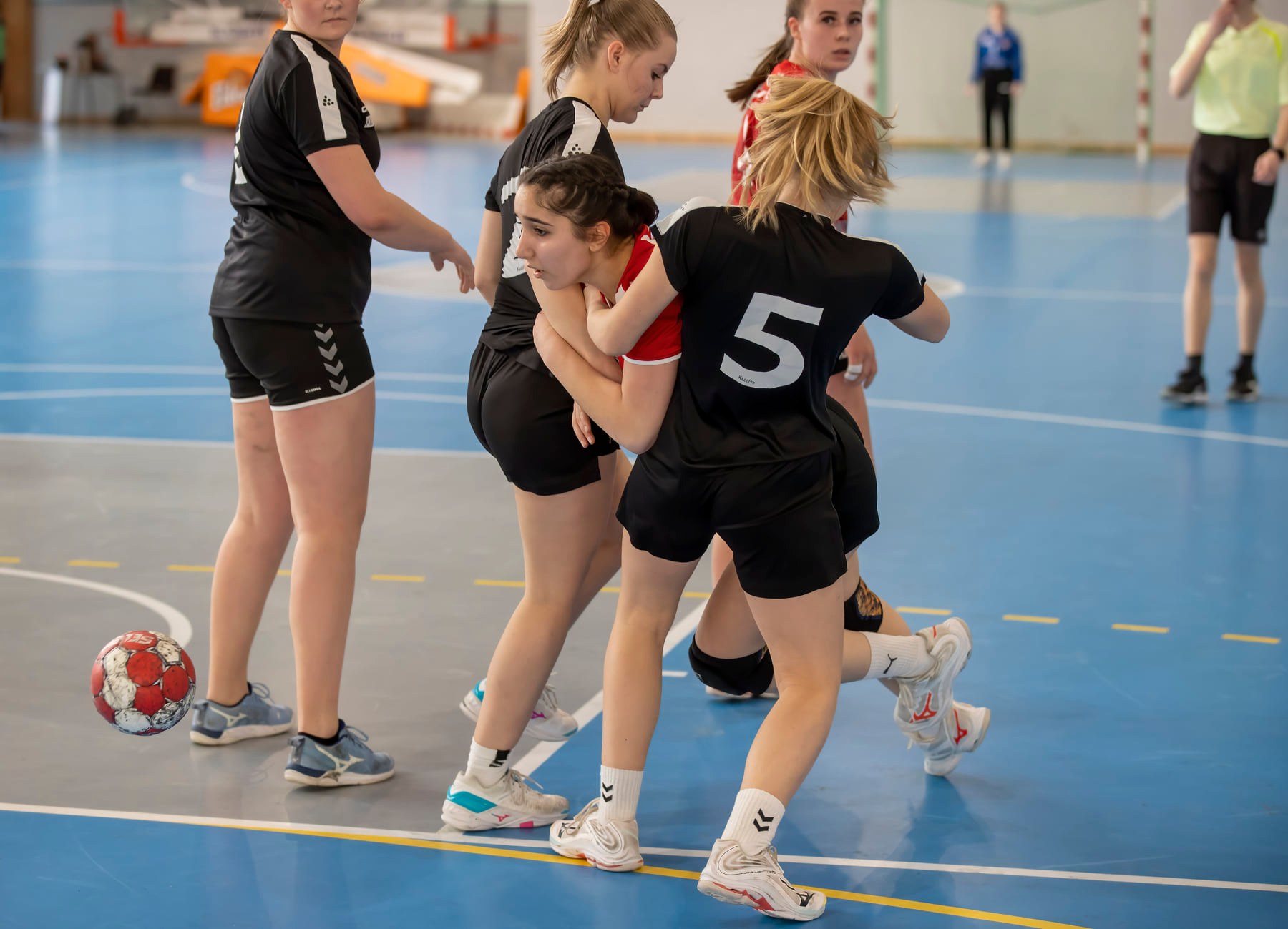 Nina Jabar Sadeq med hodet i klemme