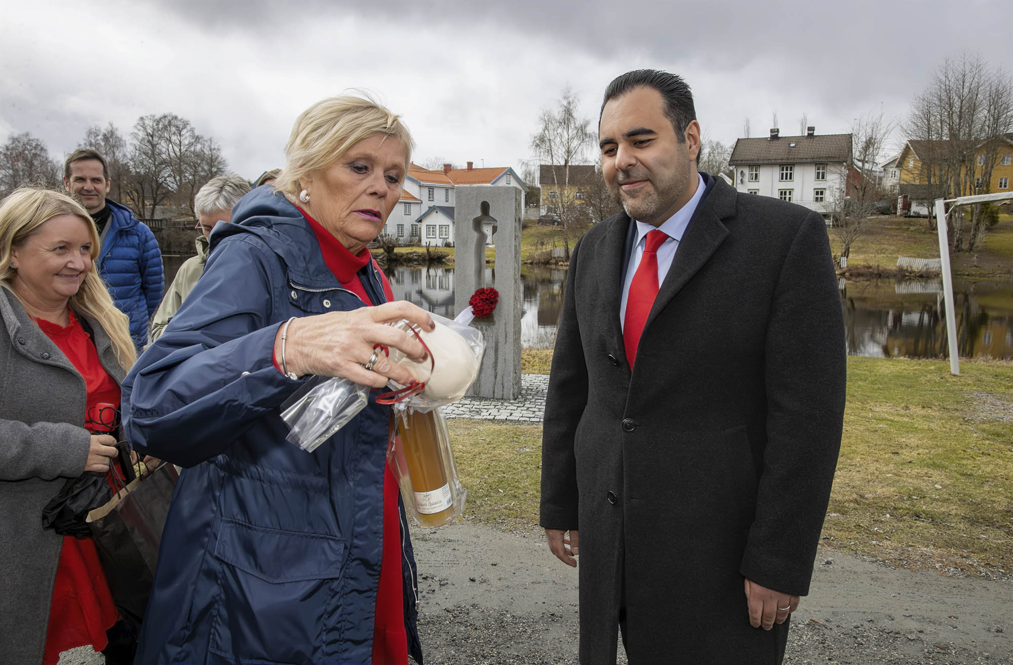 Tove Heranger hadde med en gave til Stortingspresidenten Tove Heranger hadde med en gave til Stortingspresidenten