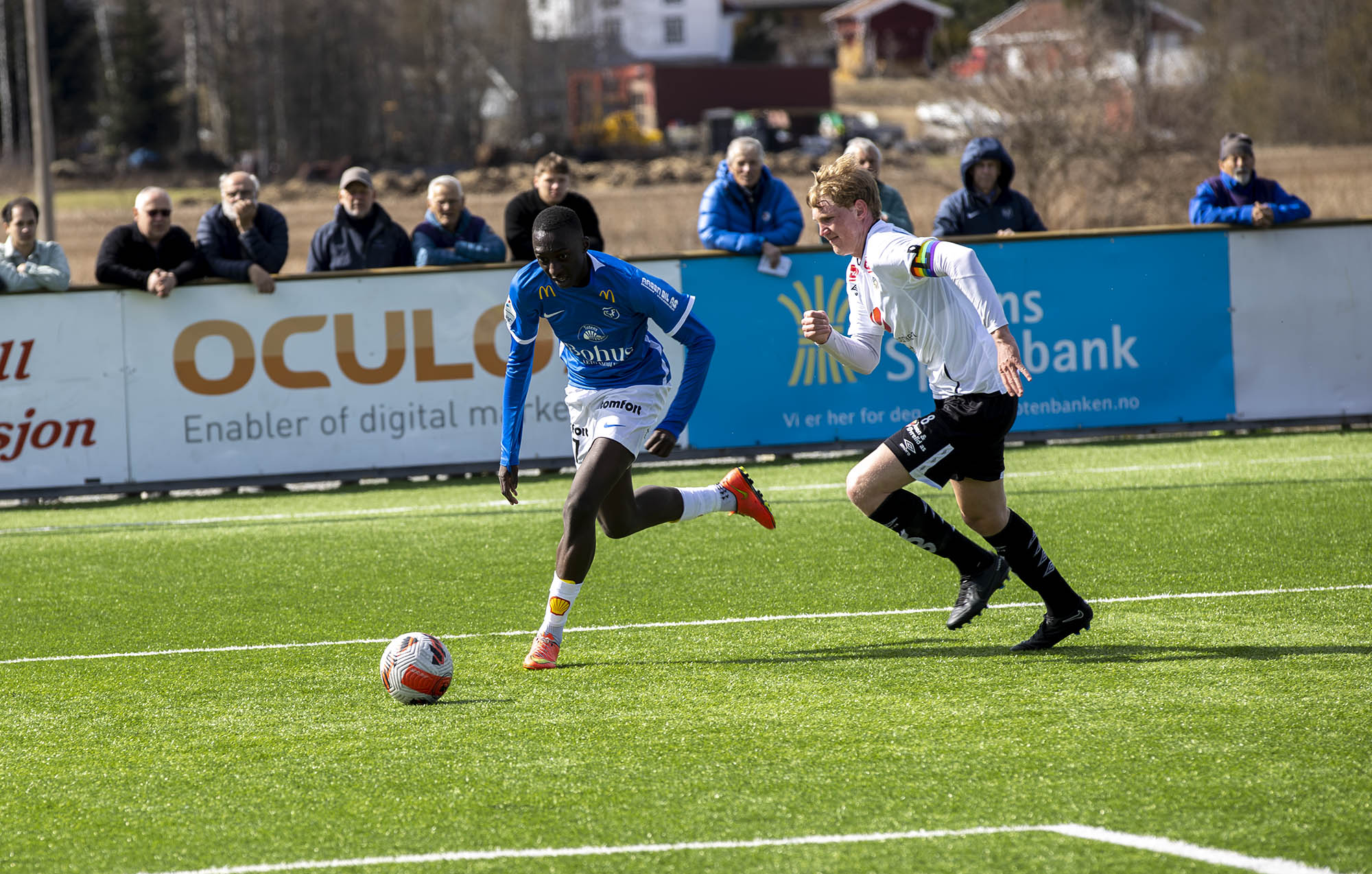 Unggutten Kara Abdoulie Mai Bandeh var veldig aktiv på sin høyre kant