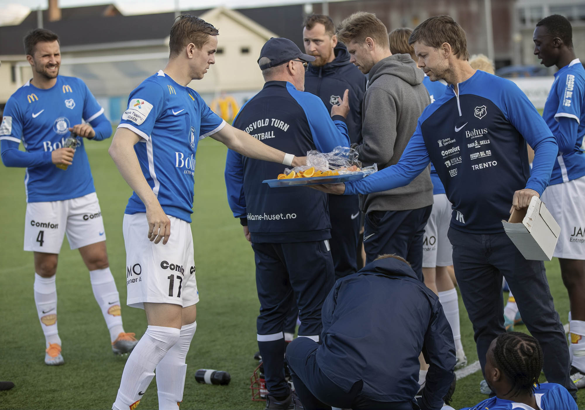 Klart for ekstraomganger og fysioterapeut Terje Røsrud tilbyr forfriskninger til Simon Stenseth