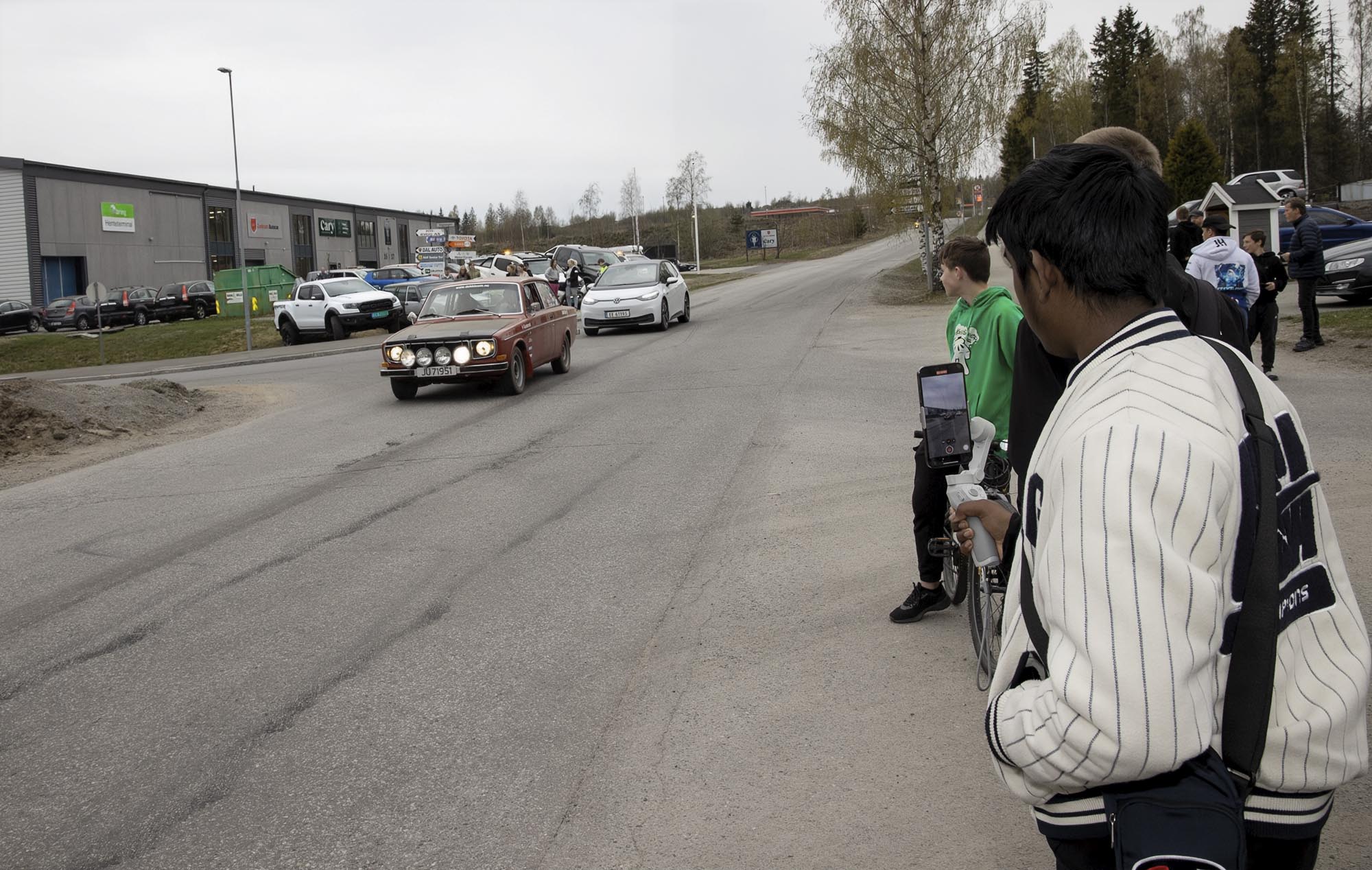 Mange ungdommer foreviget bilene som ankom Cars & Coffee