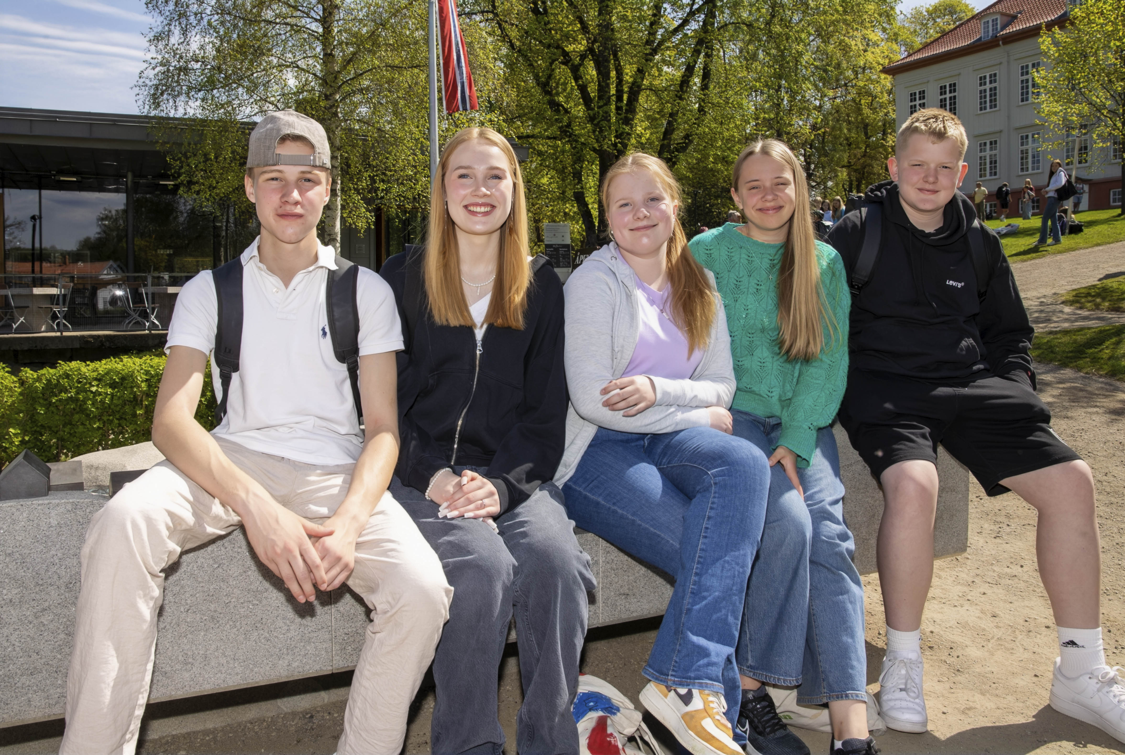 Fra venstre Albert Hvale, Pia Garli Dalen, Johanne Rustad, Elise Mork og Marcus Stie Johannessen fra Råholt ungdomsskole Fra venstre Albert Hvale, Pia Garli Dalen, Johanne Rustad, Elise Mork og Marcus Stie Johannessen fra Råholt ungdomsskole