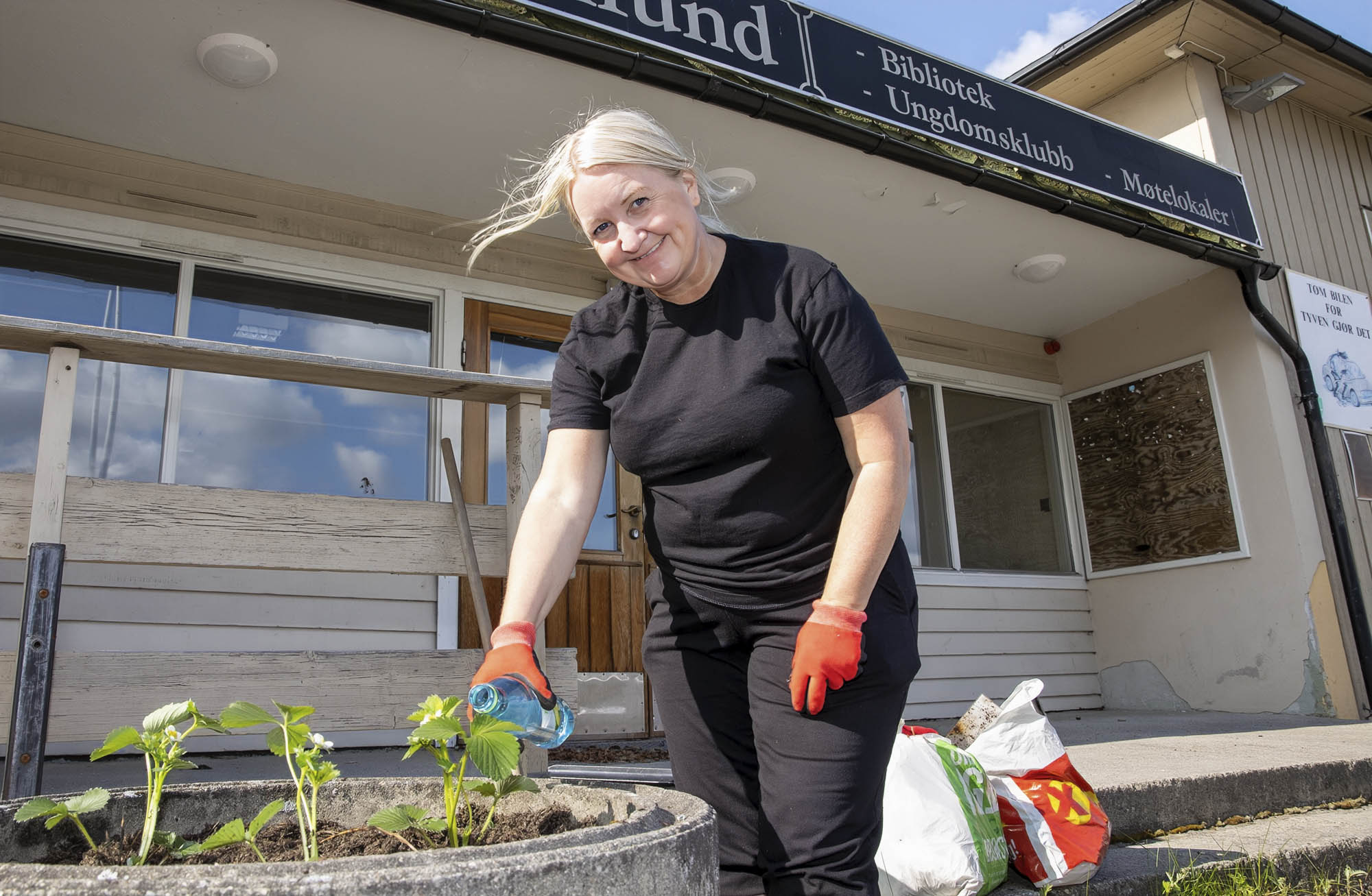 Hege Svendsen kjøpte også inn jordbærplanter for å pynte litt opp foran Søndre Samfund Hege Svendsen kjøpte også inn jordbærplanter for å pynte litt opp foran Søndre Samfund