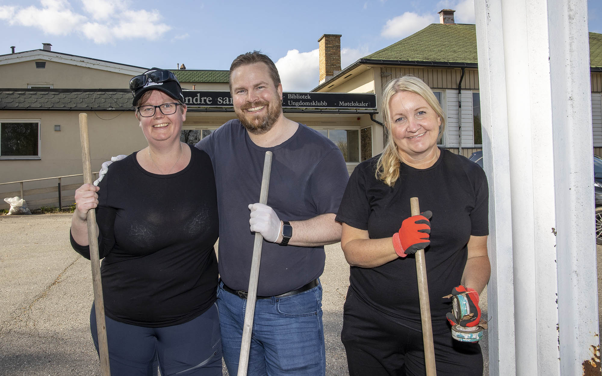 Ble med på dugnaden på kort varsel: Gunn Tomren og Thor Even Skjølås ble med på dugnaden til Hege Svendsen Ble med på dugnaden på kort varsel: Gunn Tomren og Thor Even Skjølås ble med på dugnaden til Hege Svendsen