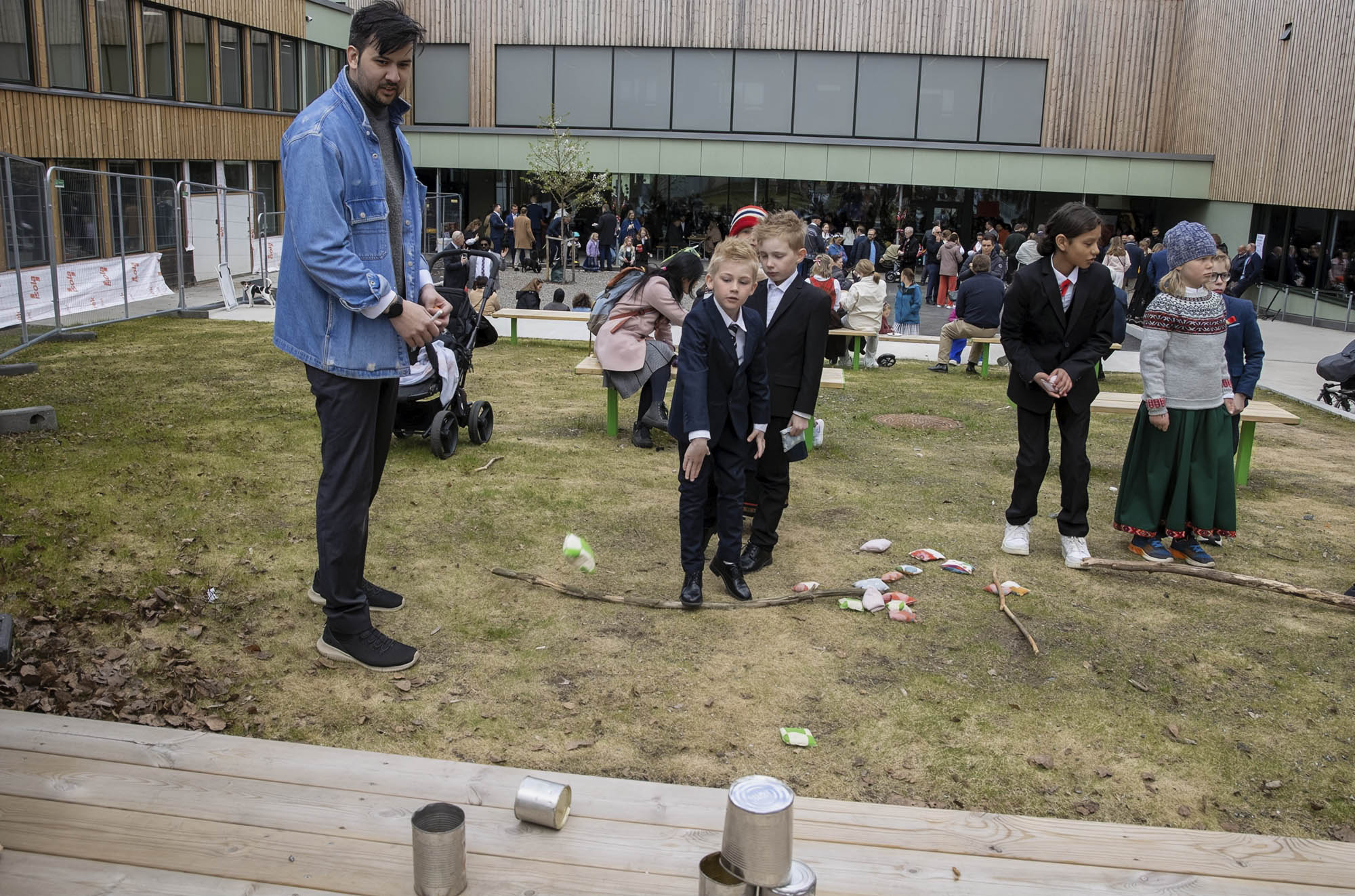 Kultursjef Anita Borrmann Skoglund mener vi bør applaudere den innsatsen som legges ned for at vi i Eidsvoll skal kunne feire 17. mai fra morgen til kveld over hele bygda. Blikkboksene stabler seg ikke opp av seg selv....