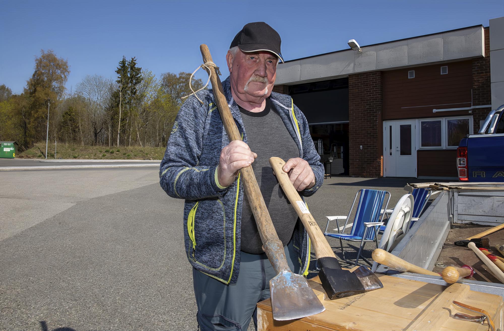 Jan Oskar Slaatbraaten hadde mye spennende i hengeren sin, blant annet en barkespade og øks fra Bodinsmia