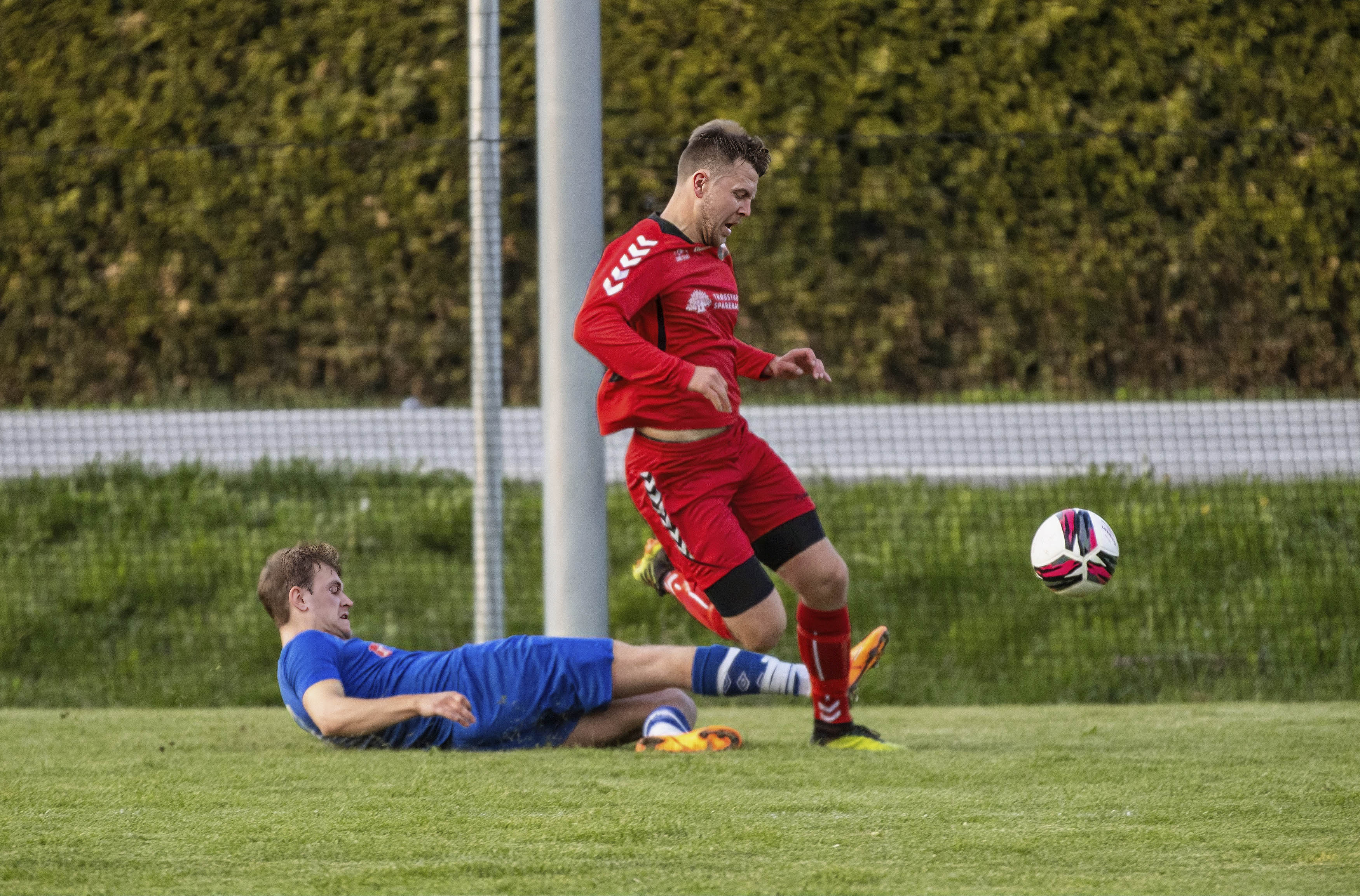 På naturgress er det helt kurant å foreta en sklitakling, som Richard Davidsen gjør her i kampen mot Fet