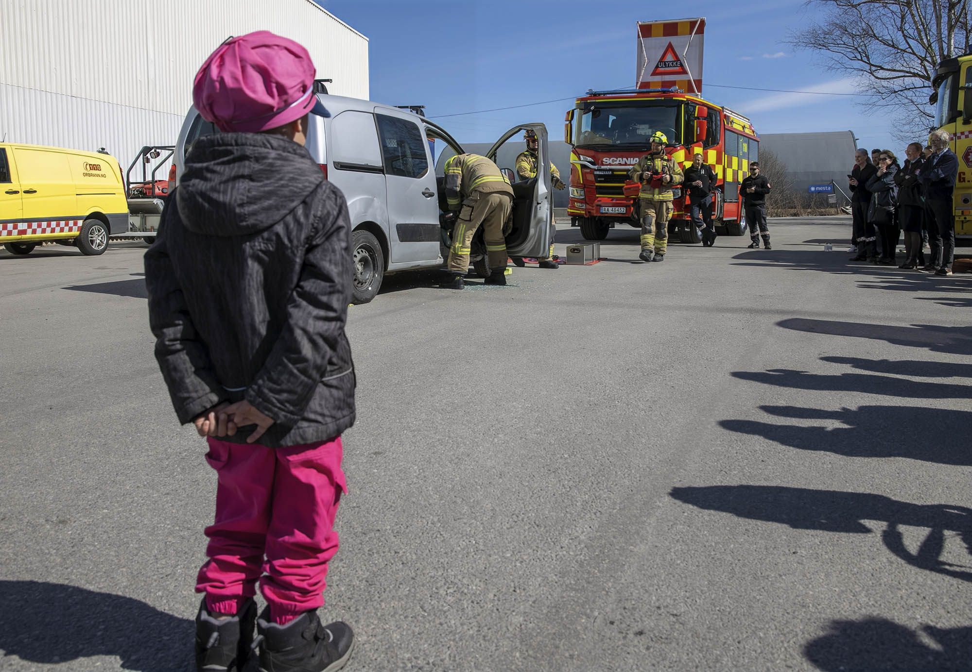 5 år gamle Henrik fulgte godt med under bilskjæringen