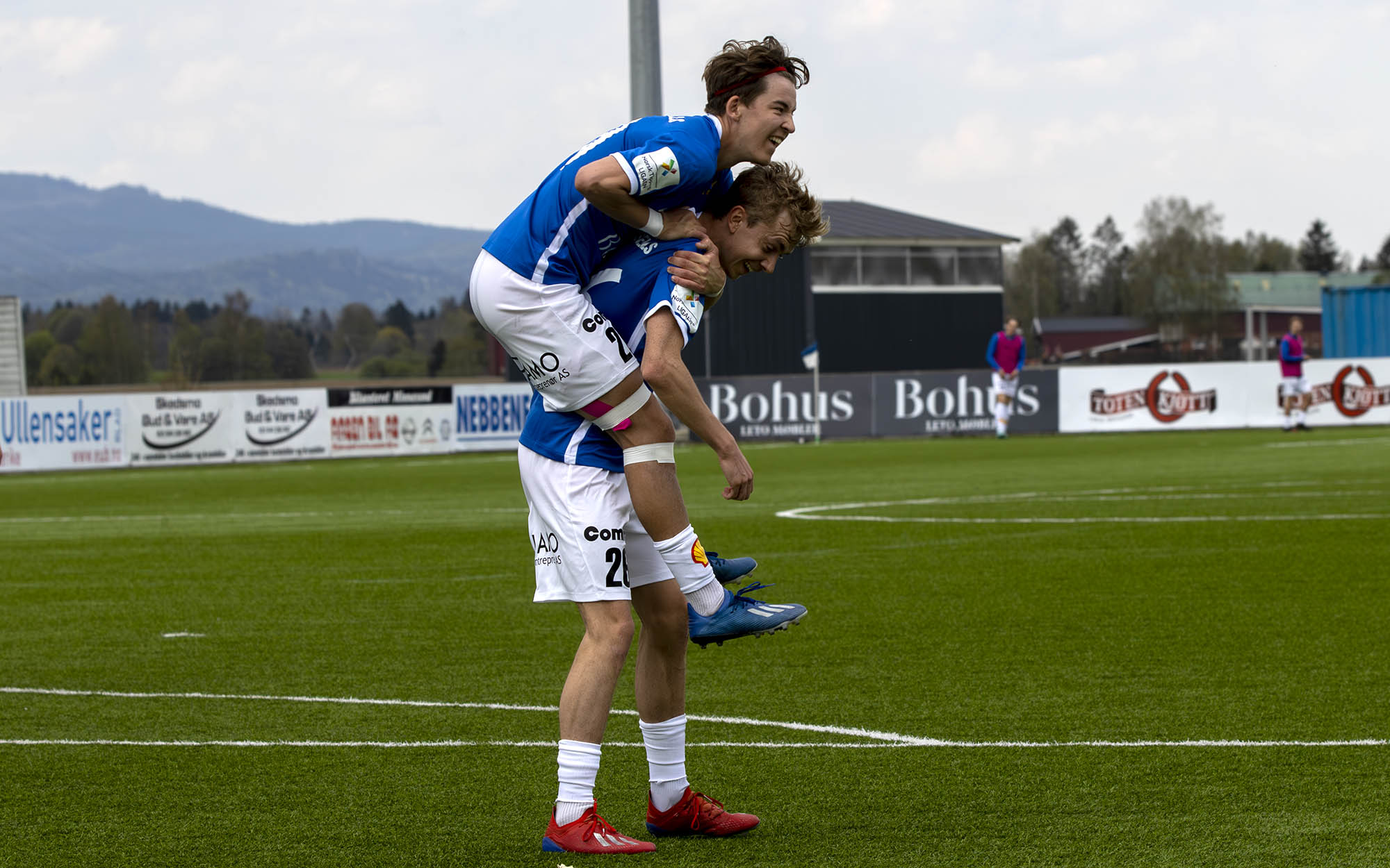 Edin Øy har nettopp satt inn 2-0 og blir bejublet av lagkompis Petter Hokstad Edin Øy har nettopp satt inn 2-0 og blir bejublet av lagkompis Petter Hokstad