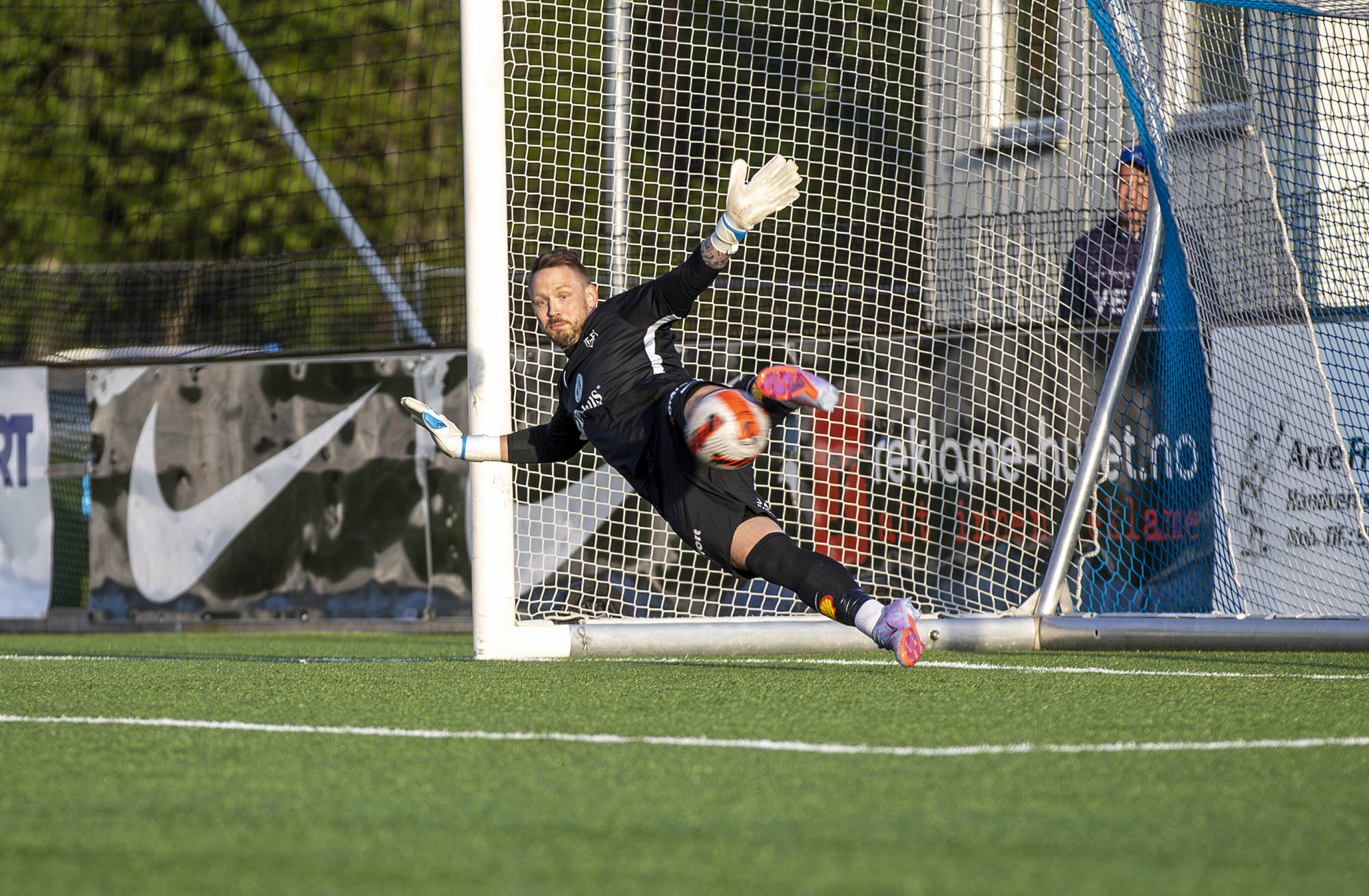 Hjemmelaget brant sin første straffe, og da vartet Turn-keeper Glenn Wilsgård opp med denne feberredningen