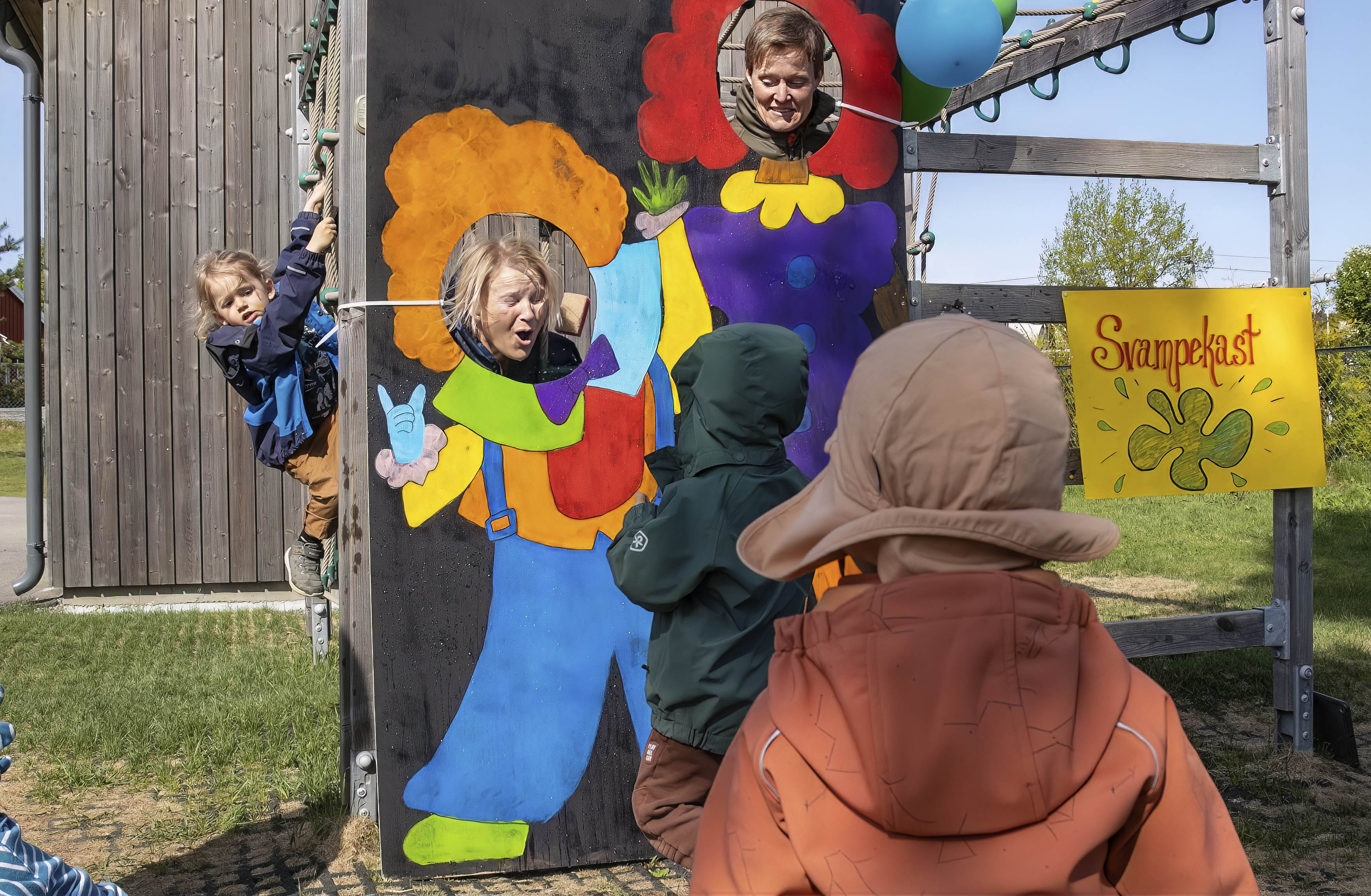 Det var fritt frem å kaste våt svamp på Anne-Kim Jessen og Heidi Larsen